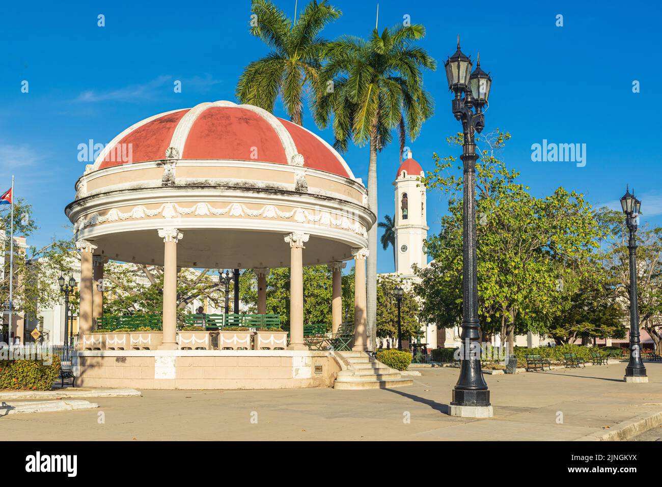 CIENGUEGOS, CUBA - ENERO 10 2021: Parque central de Cienfuegos José Martí con palmeras y edificios históricos, Provincia de Cienfuegos, Cuba Foto de stock