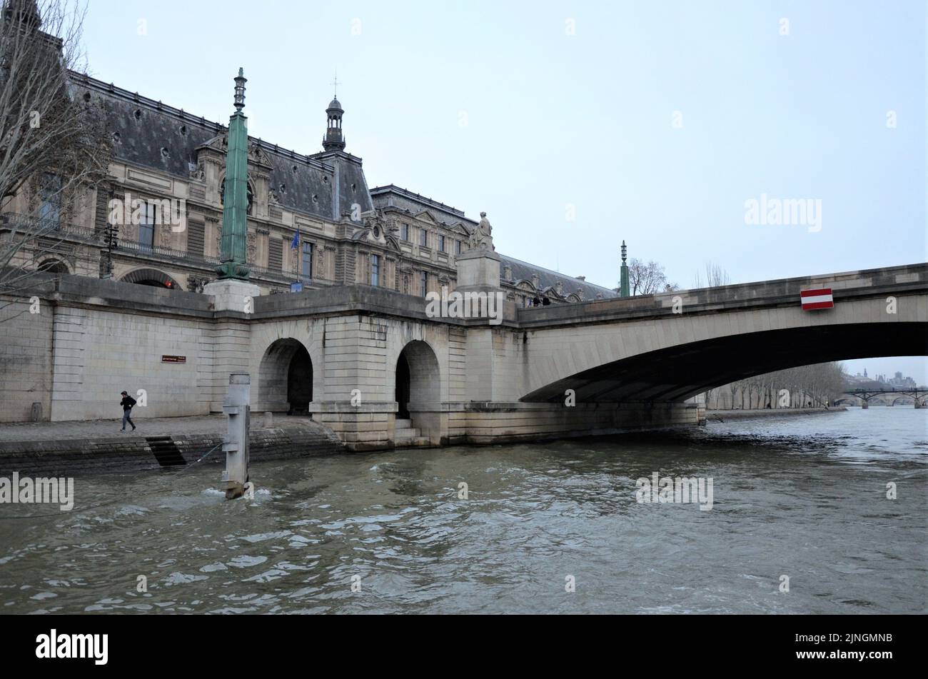 París, Francia 03.25.2017: Puentes de piedra sobre el Sena en París Foto de stock