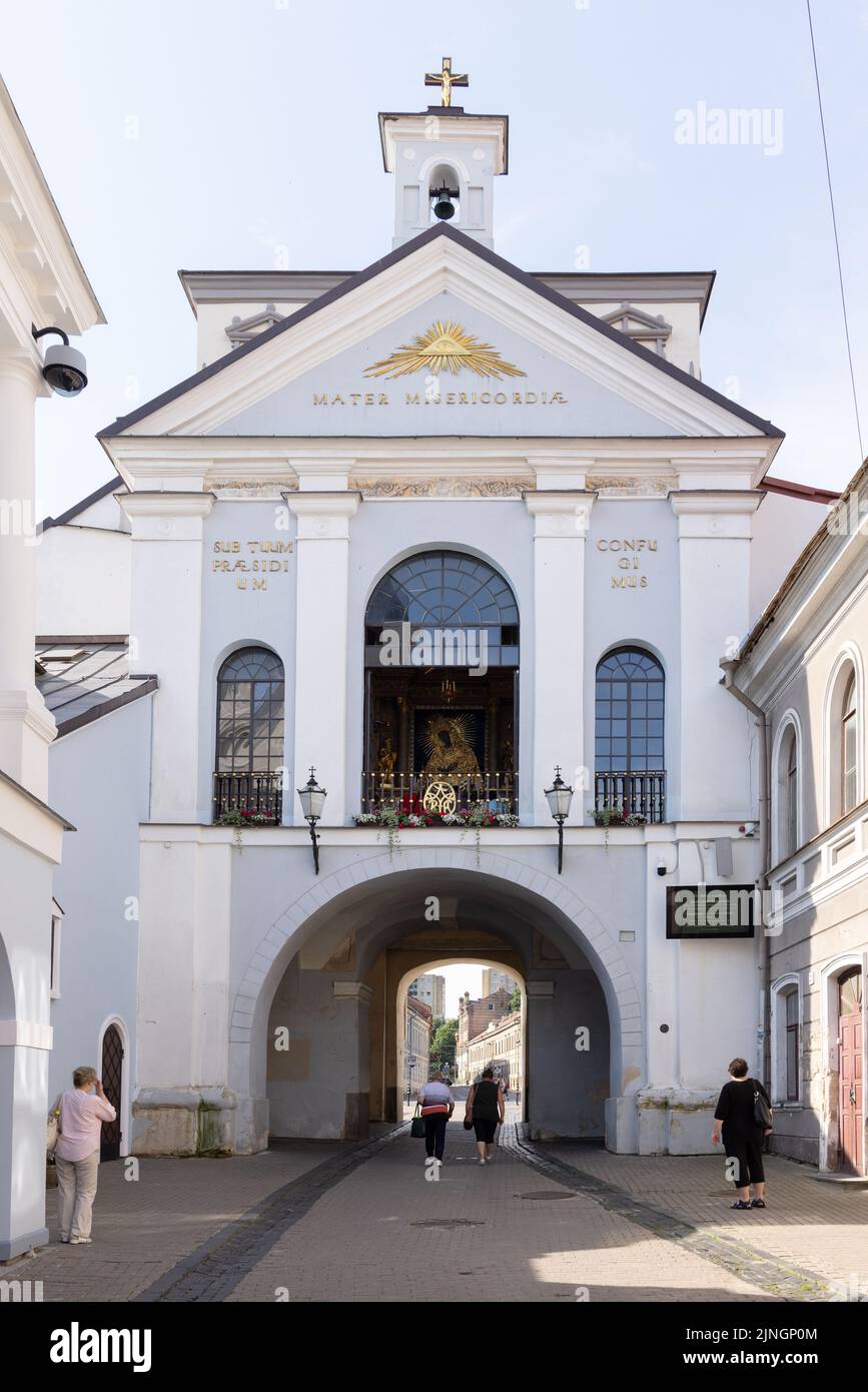 La Puerta del Amanecer Vilnius Lituania, y la Capilla de la Puerta del Amanecer que alberga la Virgen Negra, Nuestra Señora de la Puerta del Amanecer, un icono religioso Foto de stock