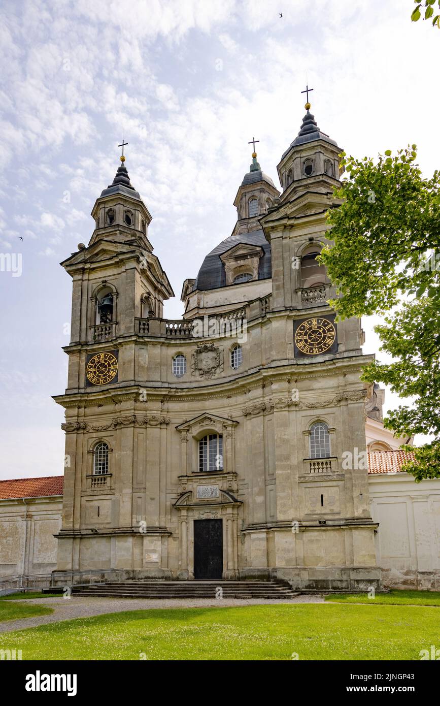 Iglesia de Lituania; exterior del monasterio y la iglesia de Pazaislis, arquitectura barroca del siglo 17th; fachada, Kaunas, Lituania Europa Foto de stock