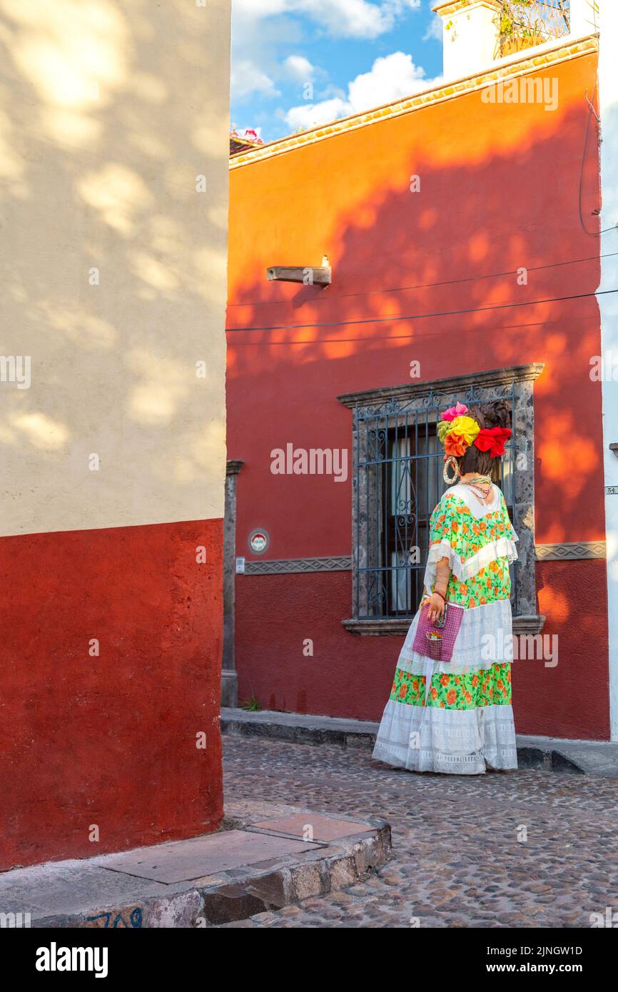 Una mojiganga, o marioneta gigante hecha del papier mâché camina por el centro histórico de la ciudad de San Miguel de Allende, México. Foto de stock