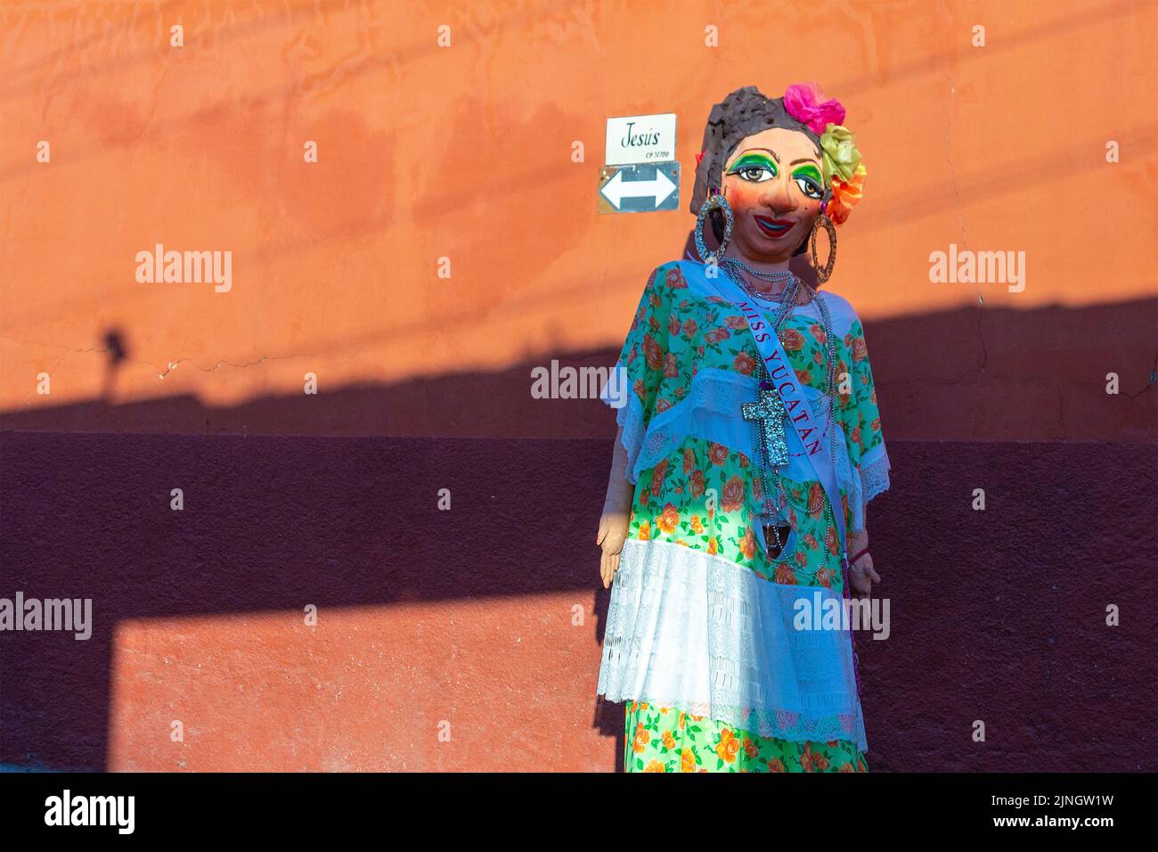 Una mojiganga, o marioneta gigante hecha del papier mâché mientras camina por el centro histórico de la ciudad de San Miguel de Allende, México. Foto de stock