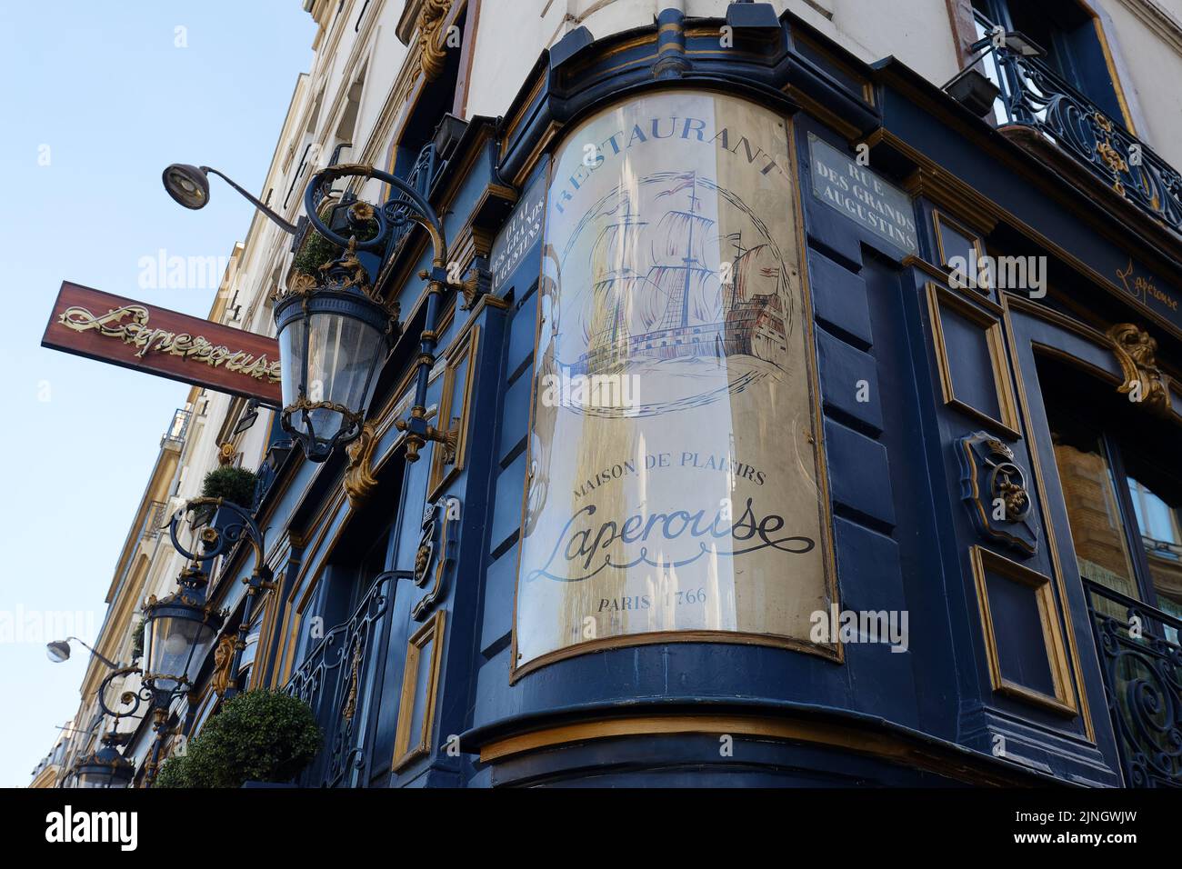 El signo del restaurante Laperouse es uno de los establecimientos más prestigiosos de París, famoso por su cocina francesa ideal y su historia. Situado en el casco antiguo Foto de stock