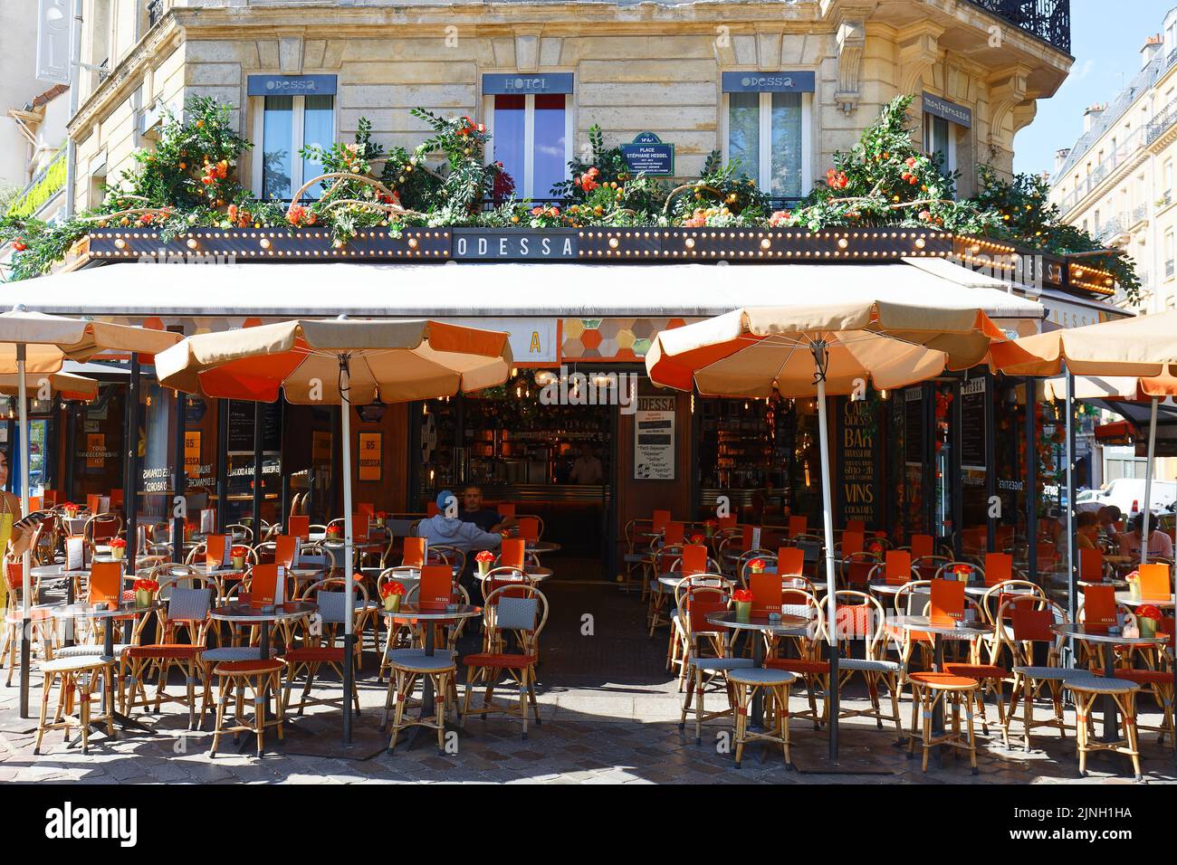 Café Odessa en el Montparnasse, Barrio cerca de la Gare Montparnasse, Torre Montparnasse y Galeries Lafayette Foto de stock