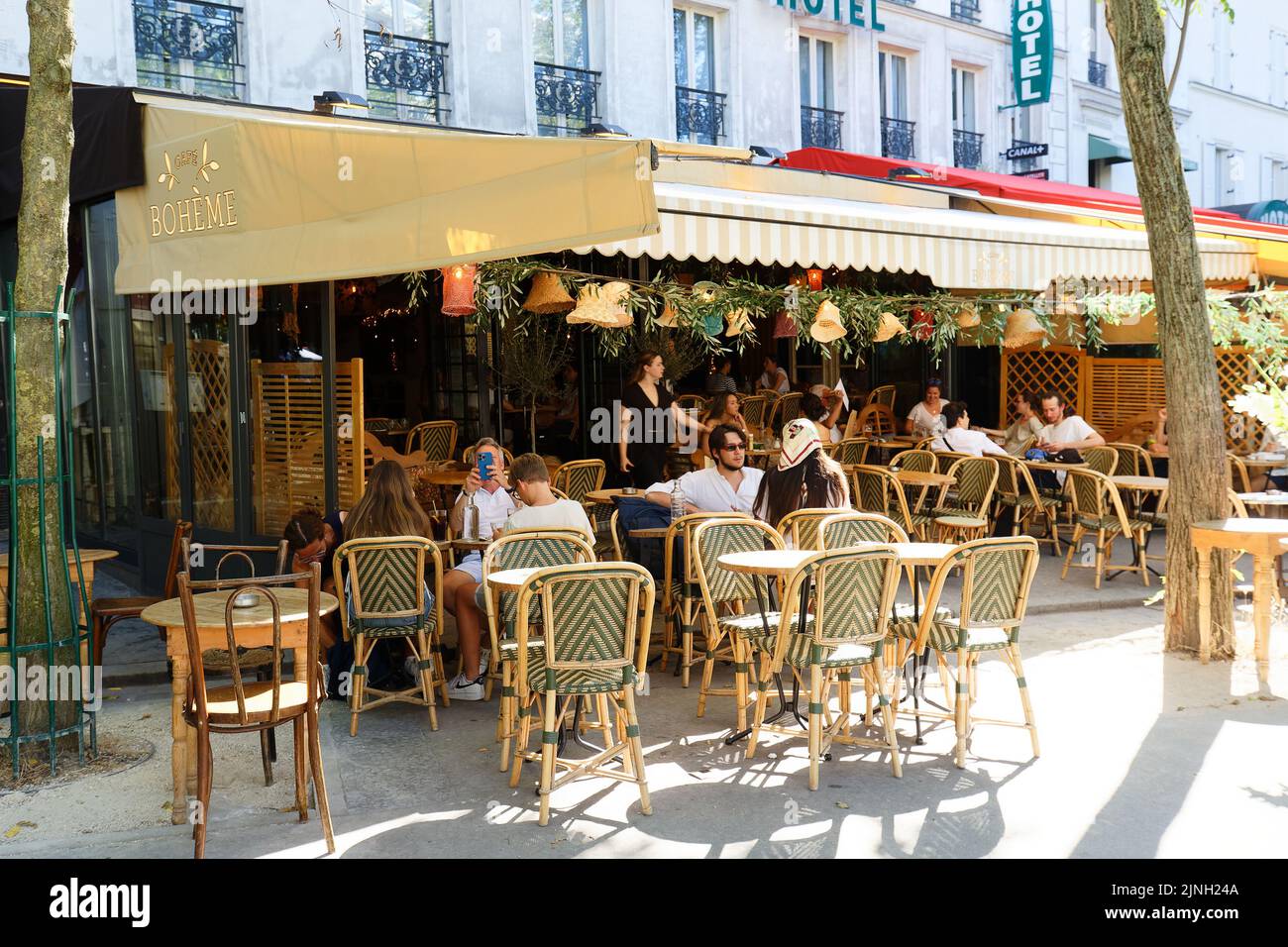Cafe Boheme en Montparnasse, barrio cerca de la Gare Montparnasse, torre Montparnasse y Galeries Lafayette Foto de stock