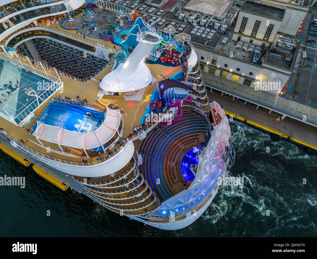 Wonder of the Seas by Royal Caribbean es el crucero más grande del mundo en el puerto de Nápoles. Vista aérea Foto de stock