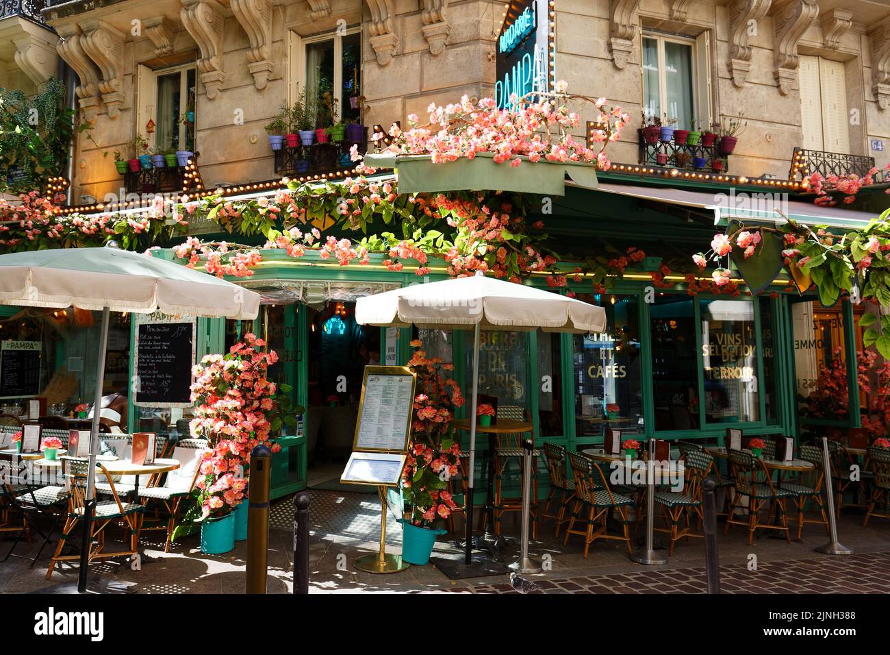 Café Madame Pampa decorado con flores en el Montparnasse, Barrio cerca de la Gare Montparnasse, Torre Montparnasse. París. Francia. Foto de stock