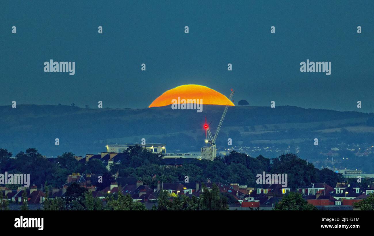 Glasgow, Escocia, Reino Unido 11th de agosto de 2022. Tiempo en Reino Unido: El tiempo soleado vio la luna llena de esturión sobre el suroeste de la ciudad y las colinas de los campings braes. Crédito Gerard Ferry/Alamy Live News Foto de stock