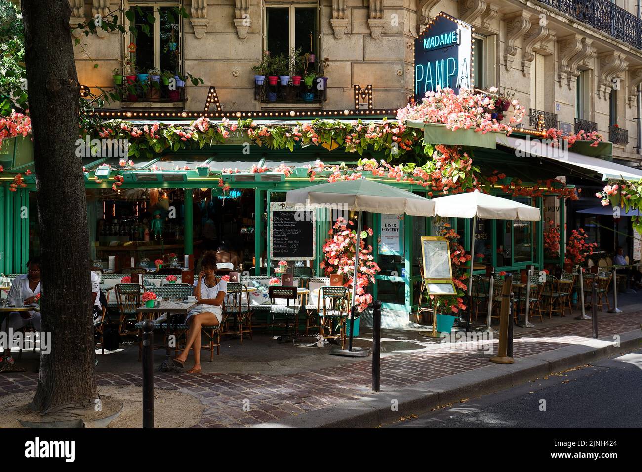 Café Madame Pampa decorado con flores en el Montparnasse, Barrio cerca de la Gare Montparnasse, Torre Montparnasse. París. Francia. Foto de stock