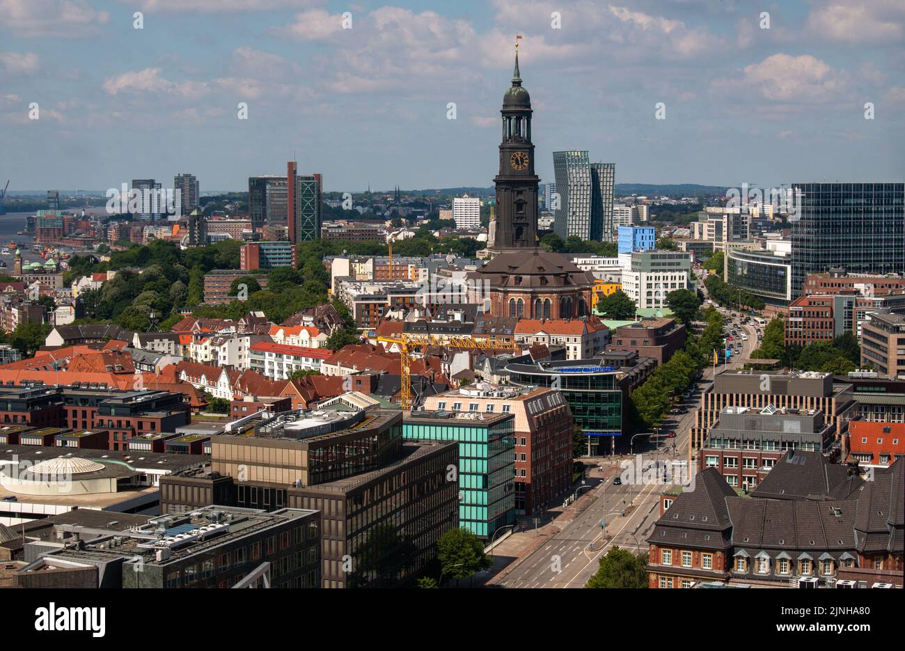 Hamburgo, Alemania, junio de 11th 2022. Vista aérea desde la iglesia de San Nikolai Foto de stock