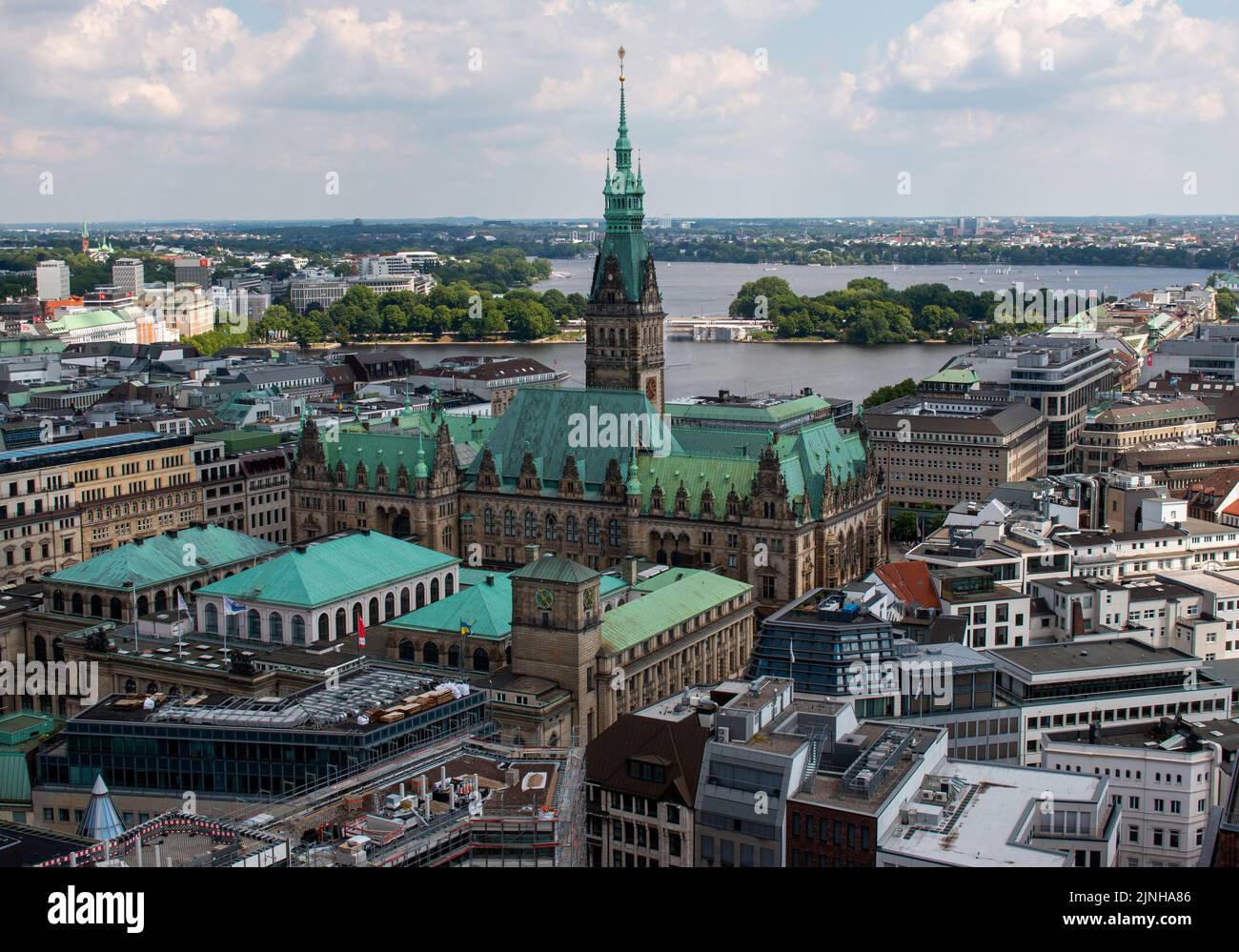 Hamburgo, Alemania, junio de 11th 2022. Vista aérea del ayuntamiento y otros edificios desde la iglesia de San Nikolai Foto de stock