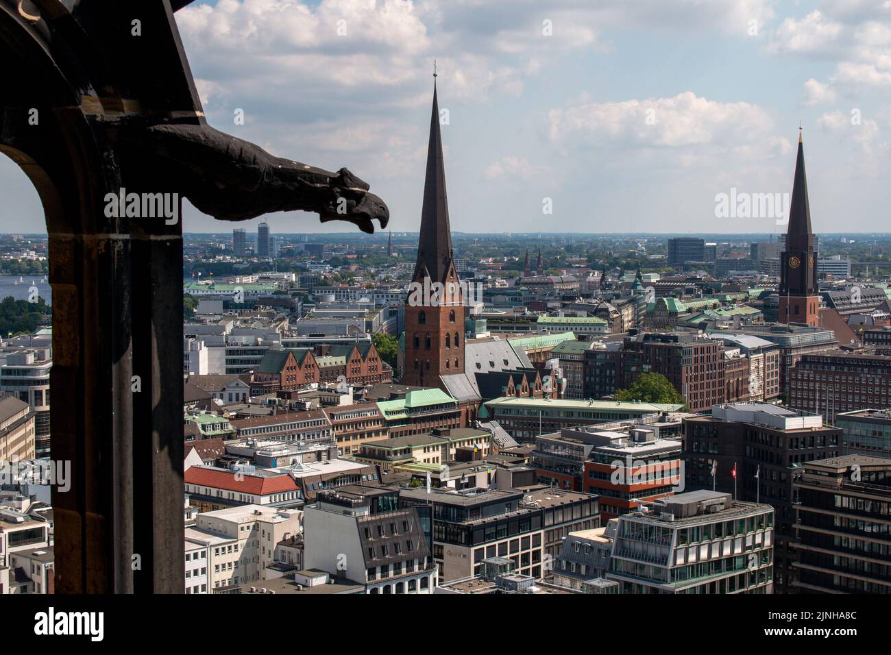 Hamburgo, Alemania, junio de 10th 2022. La vista desde el campanario de la iglesia de San Nikolai. Foto de stock
