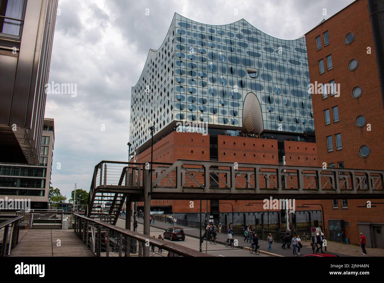 Hamburgo, Alemania, junio de 8th 2022. Elbphilharmonie, la moderna sala de conciertos en el distrito del puerto de Hafencity. Foto de stock