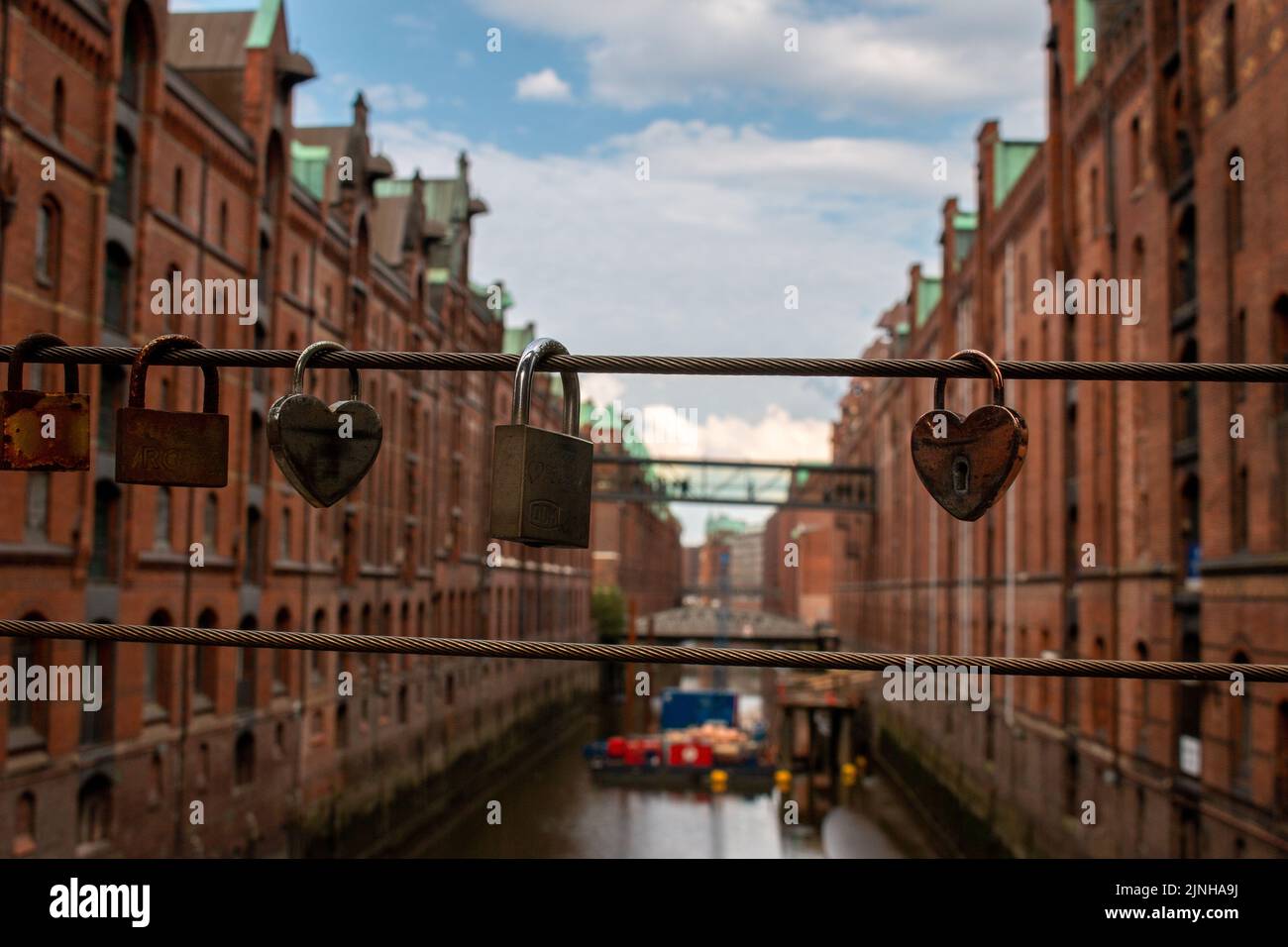 Esclusas en uno de los puentes peatonales en Hafencity, Hamburgo, Alemania Foto de stock