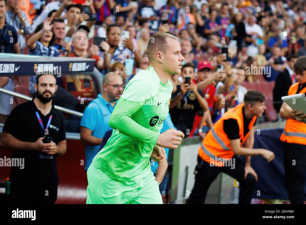 BARCELONA - 7 DE AGOSTO: Ter Stegen saluda antes del partido Joan Gamper Throphy entre el FC Barcelona y Pumas en el estadio Camp Nou el 7 de agosto de 2022 Foto de stock