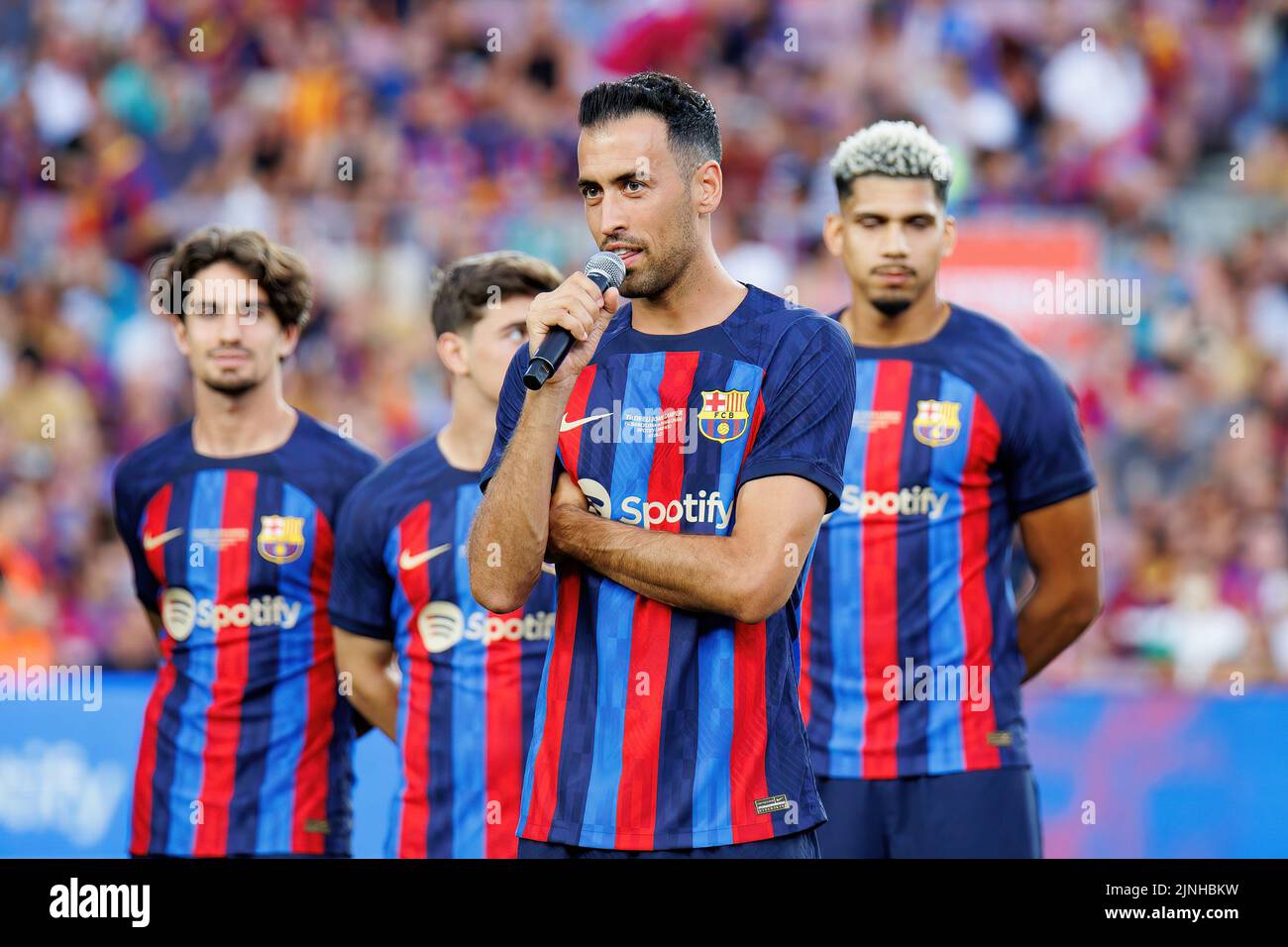 BARCELONA - 7 DE AGOSTO: Sergio Busquets habla antes del partido Joan Gamper Throphy entre el FC Barcelona y Pumas en el estadio Camp Nou el 7 de agosto de 20 Foto de stock