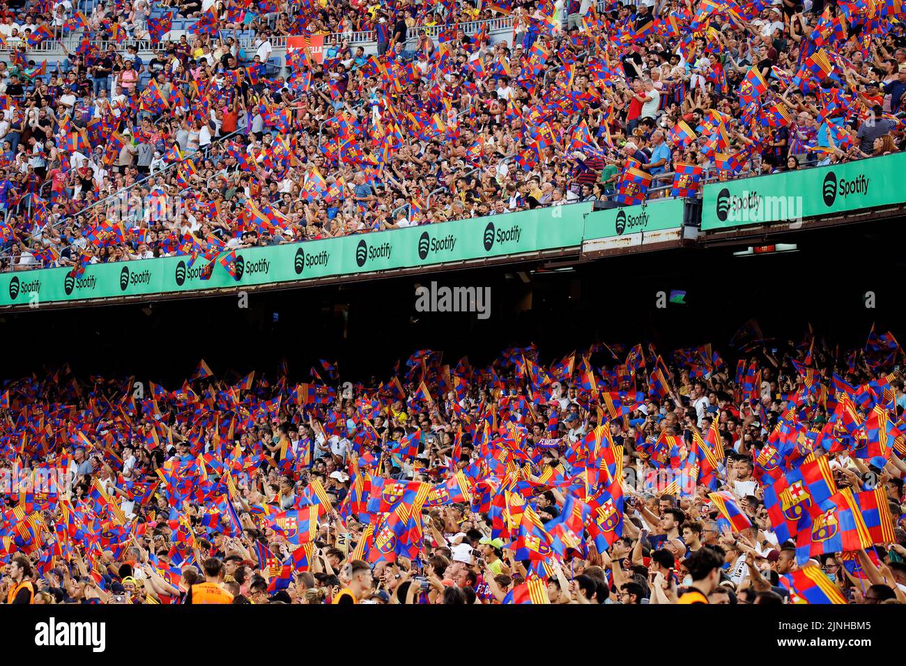 BARCELONA - 7 DE AGOSTO: Los aficionados disfrutan del partido Joan Gamper Throphy entre el FC Barcelona y Pumas en el estadio Camp Nou el 7 de agosto de 2022 en Bar Foto de stock