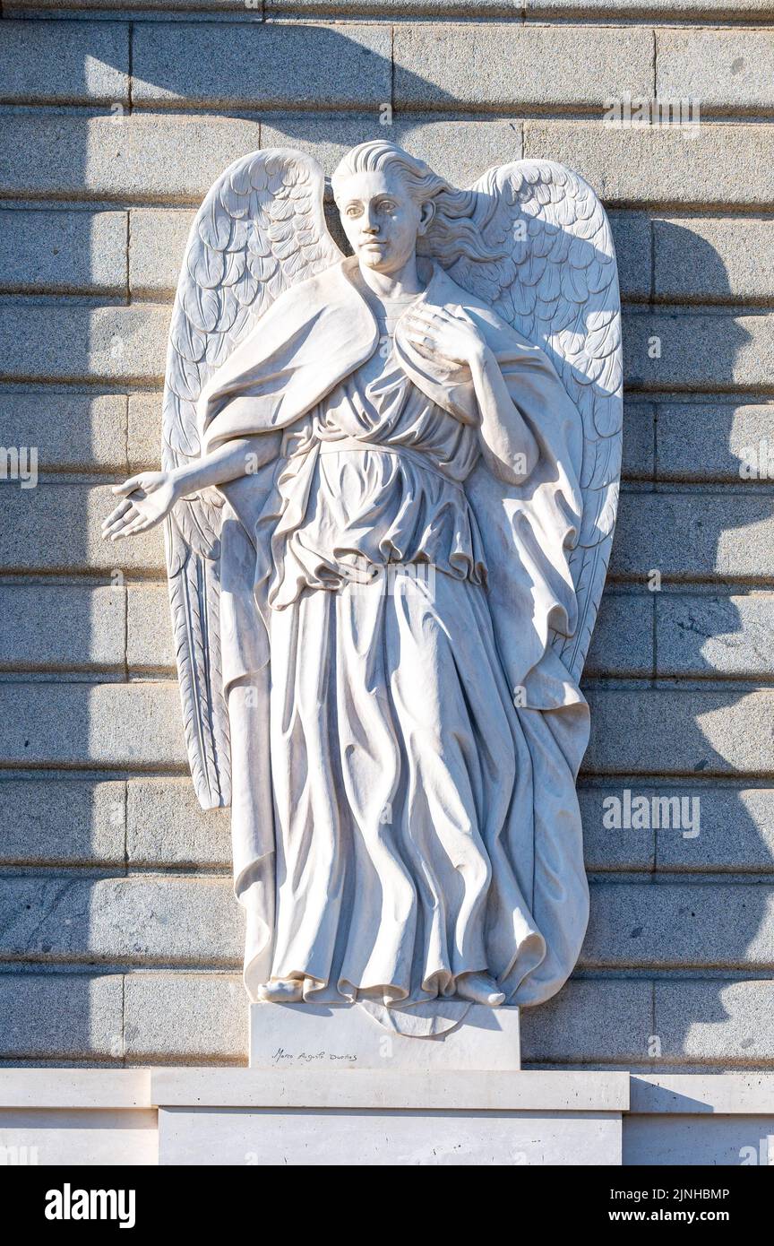 Catedral de la Almudena (Santa María la Real de La Almudena). Una estatua o escultura de un ángel que adorna la pared exterior del edificio. Foto de stock
