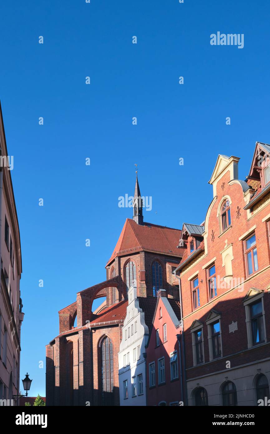 Edificios históricos y parte trasera de la Iglesia de San Nicolás en Wismar, Alemania Foto de stock