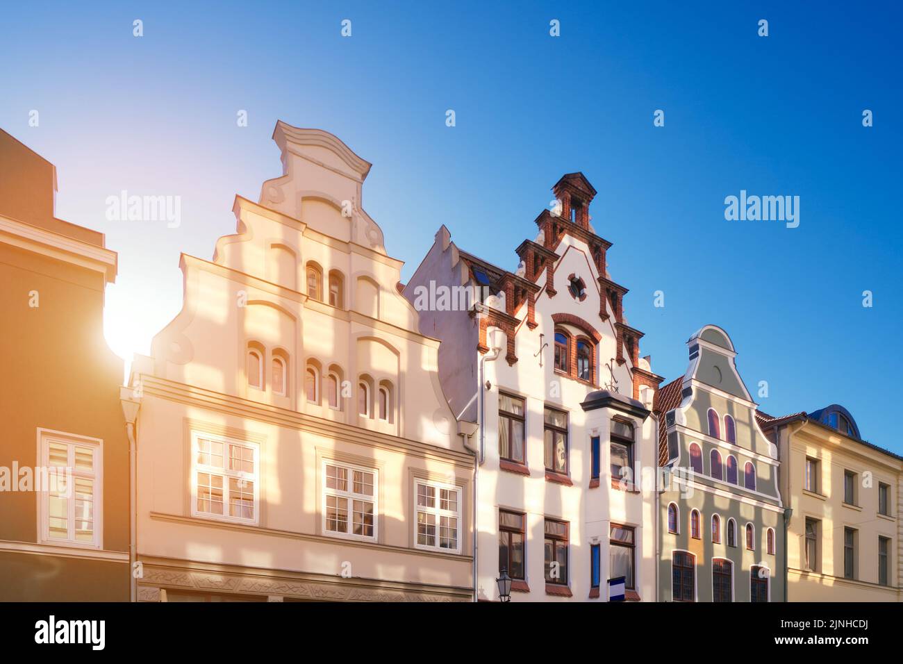 Edificios históricos antiguos Wismar, Alemania. Cuadrado vacío temprano por la mañana. Foto de stock