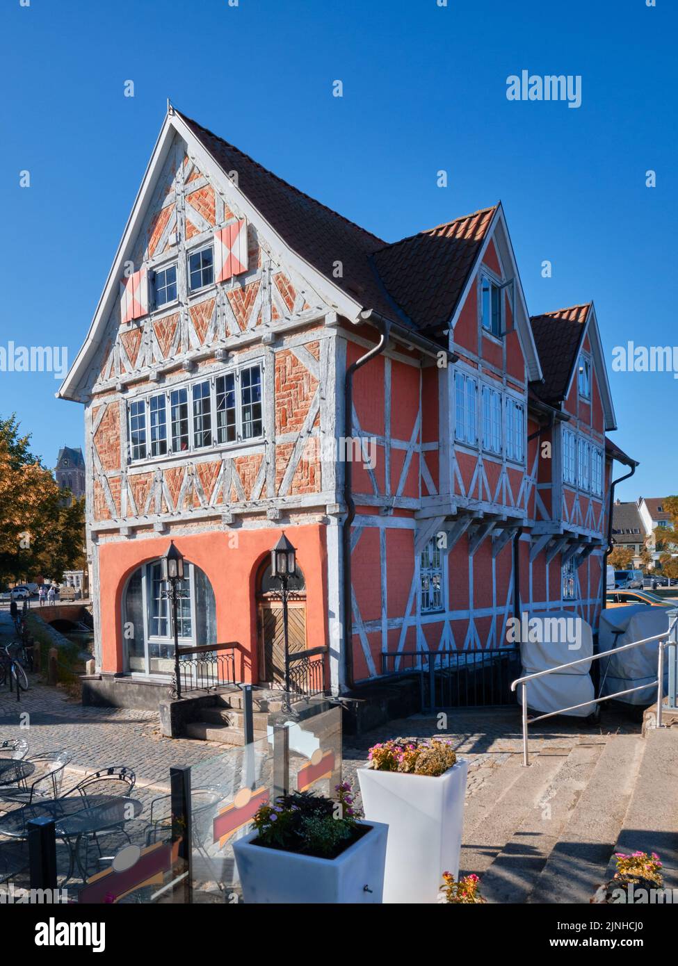 Antigua casa de madera roja en Wismar. Mecklemburgo-pomerania occidental, Alemania Foto de stock