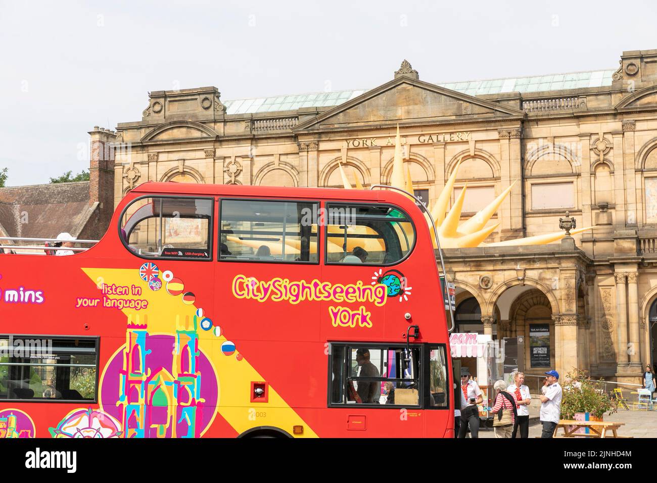 Centro de York, autobús turístico de dos pisos rojo pasa galería de arte de York, Yorkshire del Norte, Inglaterra, Reino Unido, verano de 2022 Foto de stock