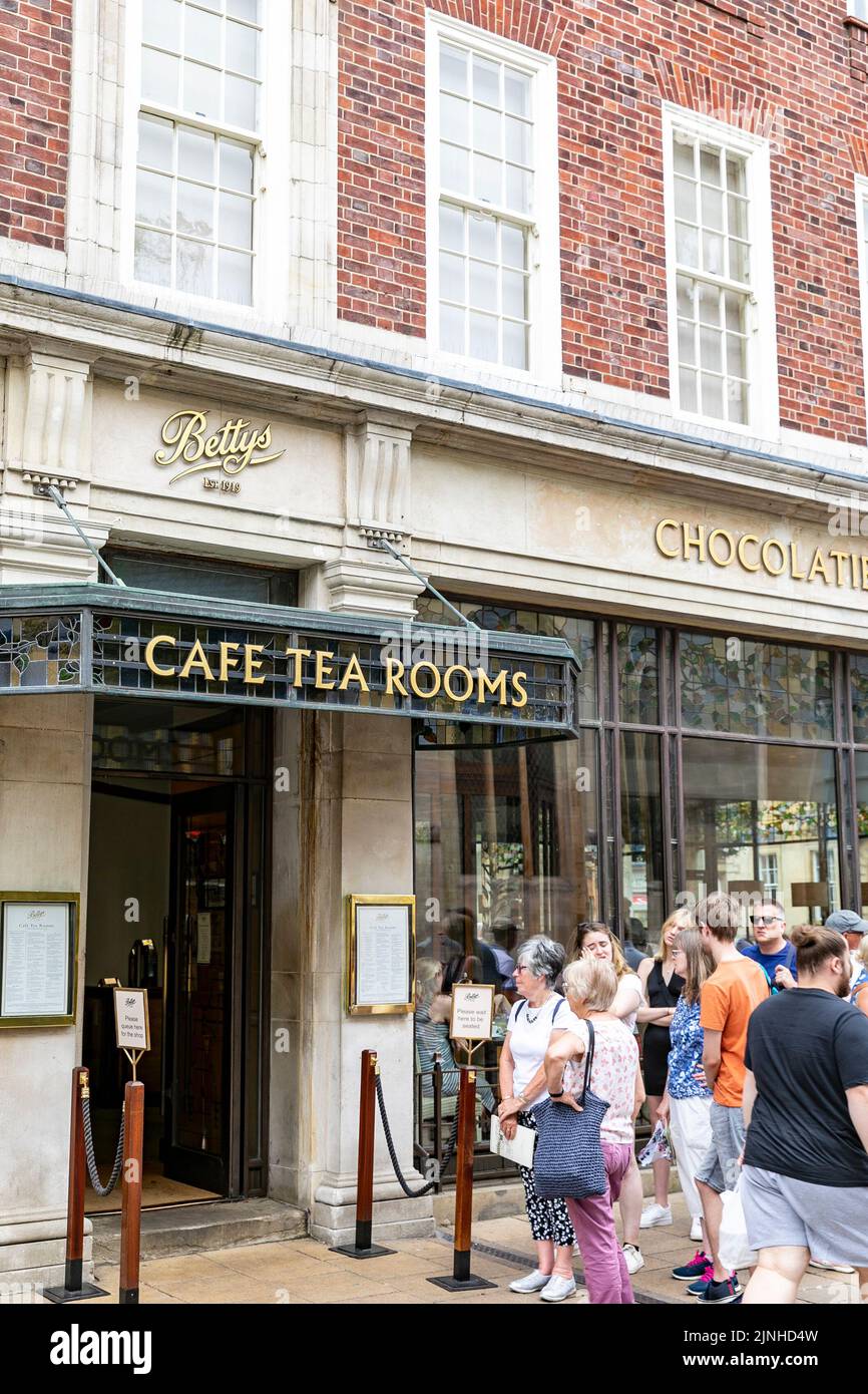 Salones de té Bettys, St Helens Square, Ciudad de York, los clientes hacen cola para tomar el té de la tarde en este popular salón de té inglés, Inglaterra, Reino Unido, verano de 2022 Foto de stock