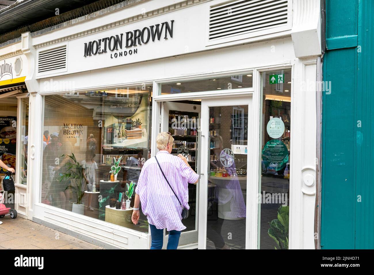 Molton Brown tienda de Londres en Davygate York, señora entra en esta tienda de fragancias y lociones de la marca inglesa,Yorkshire,Reino Unido,verano 2022 Foto de stock