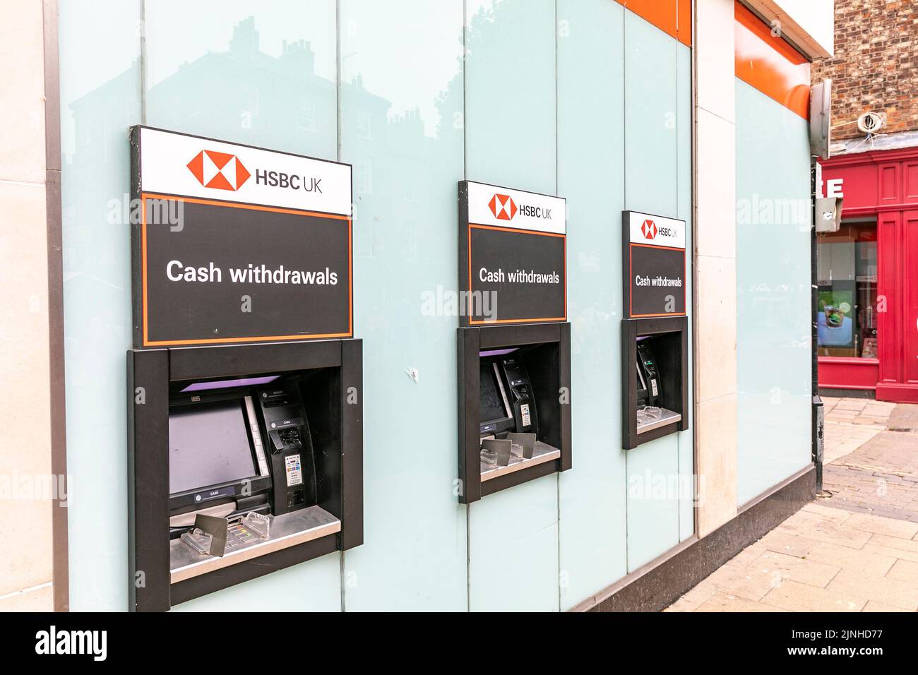 Sucursal bancaria de HSBC en la ciudad de York, con tres cajeros automáticos externos retirados en la sucursal, York, Inglaterra, Reino Unido, 2022 Foto de stock