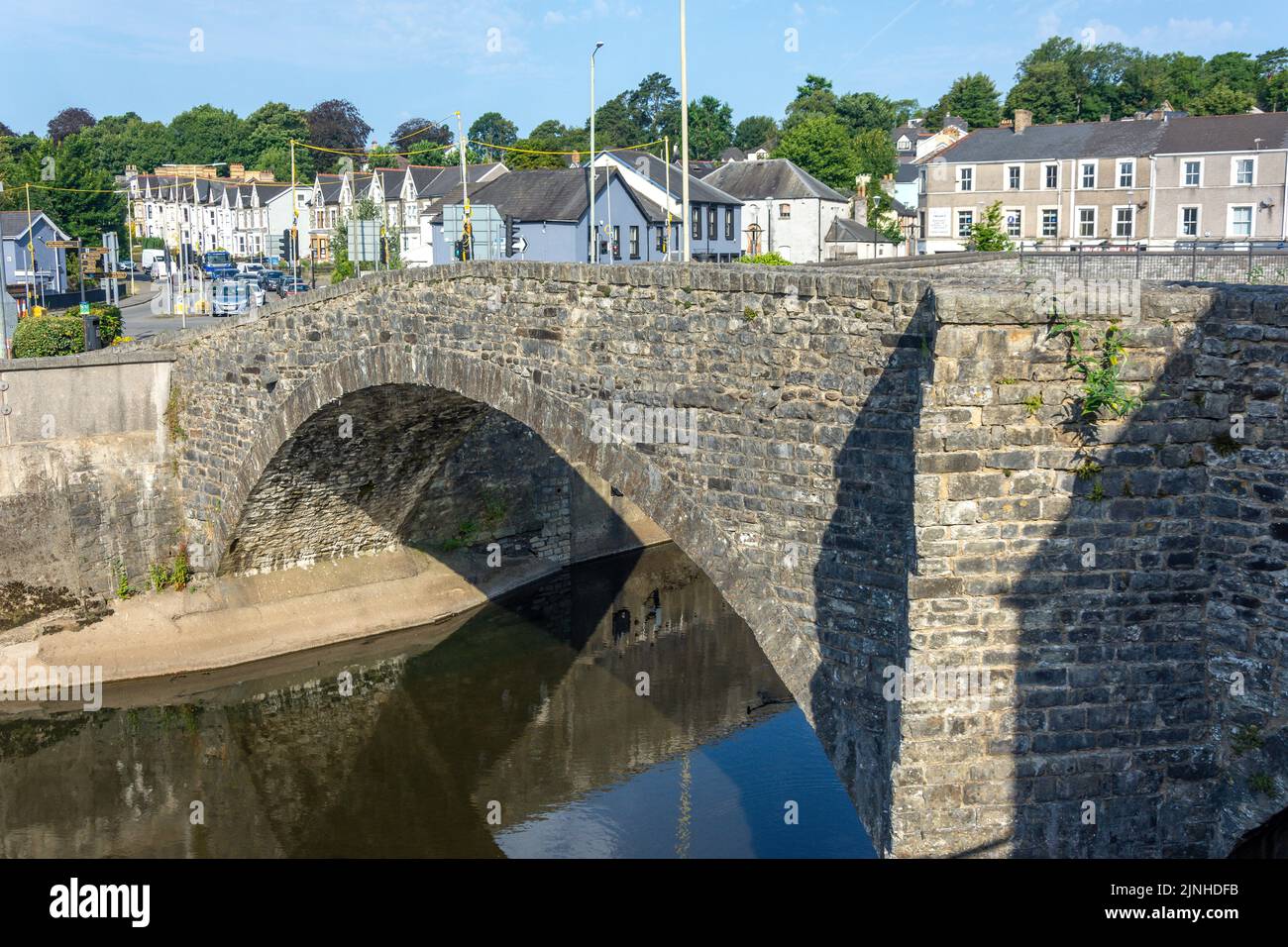 El Puente Viejo sobre el Río Ogmore, Bridgend (Pen-y-bont ar ogwr), Condado de Bridgend Borough, Gales (Cymru), Reino Unido Foto de stock
