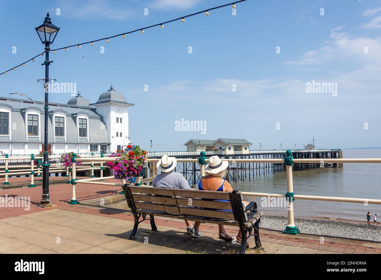Pareja mayor sentada en el paseo marítimo, Penarth, Vale of Glamorgan (Bro Morgannwg), Gales (Cymru), Reino Unido Foto de stock