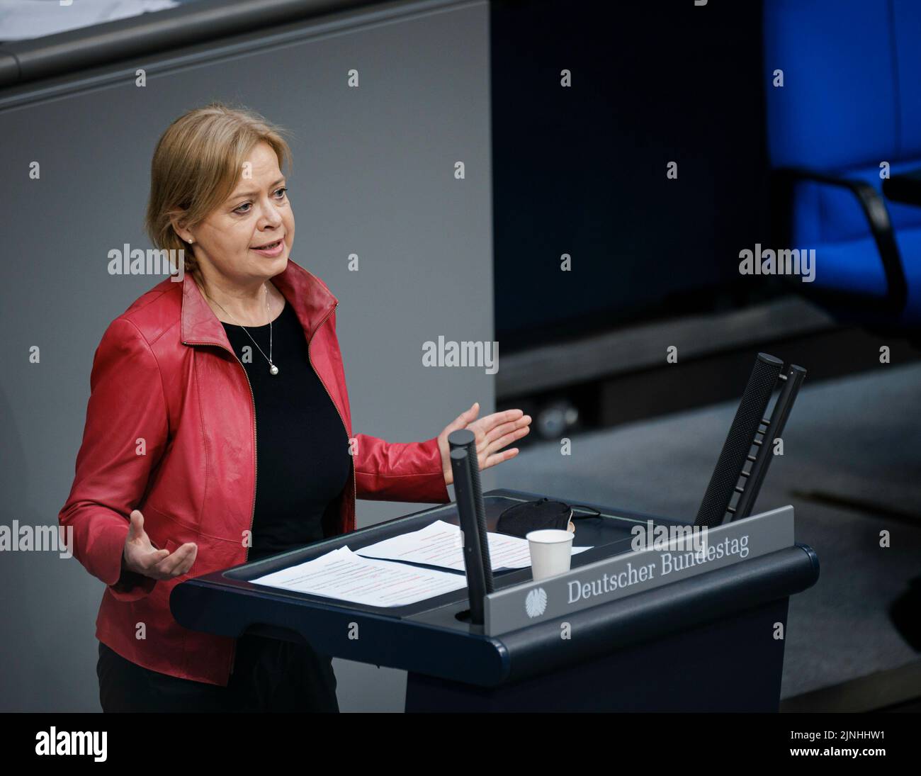 Berlín, Alemania. 17th de Mar de 2022. Gesine Loetzsch, Die Linke, durante un discurso sobre el tema del suministro seguro de energía en el Bundestag alemán en Berlín, el 17 de marzo de 2022. Crédito: dpa/Alamy Live News Foto de stock