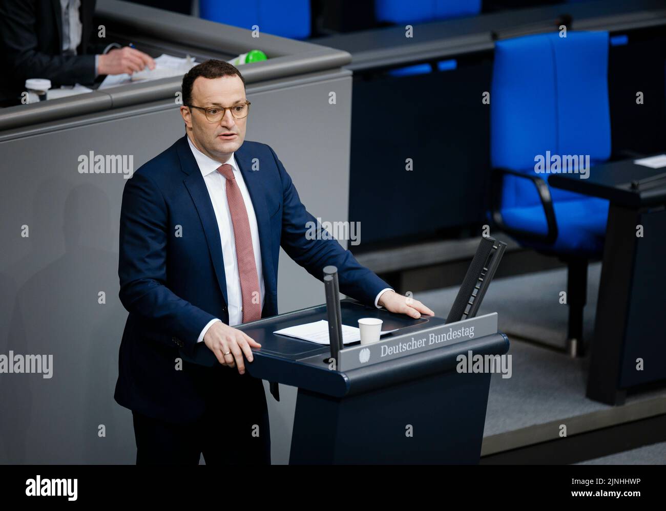 Berlín, Alemania. 17th de Mar de 2022. Jens Spahn, CDU/CSU, grabó durante un discurso sobre el tema del suministro seguro de energía en el Bundestag alemán en Berlín, el 17th de marzo de 2022. Crédito: dpa/Alamy Live News Foto de stock