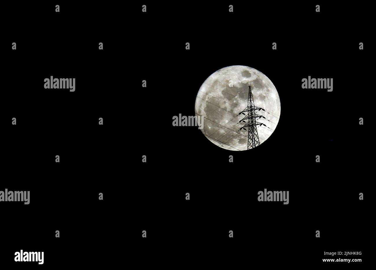 11 de agosto de 2022: 11 de agosto de 2022. La luna llena se ve junto a la cruz de la urbanización El Trigal, en la ciudad de Valencia, estado de Carabobo. Foto: Juan Carlos Hernandez (Imagen de crédito: © Juan Carlos Hernandez/ZUMA Press Wire) Foto de stock