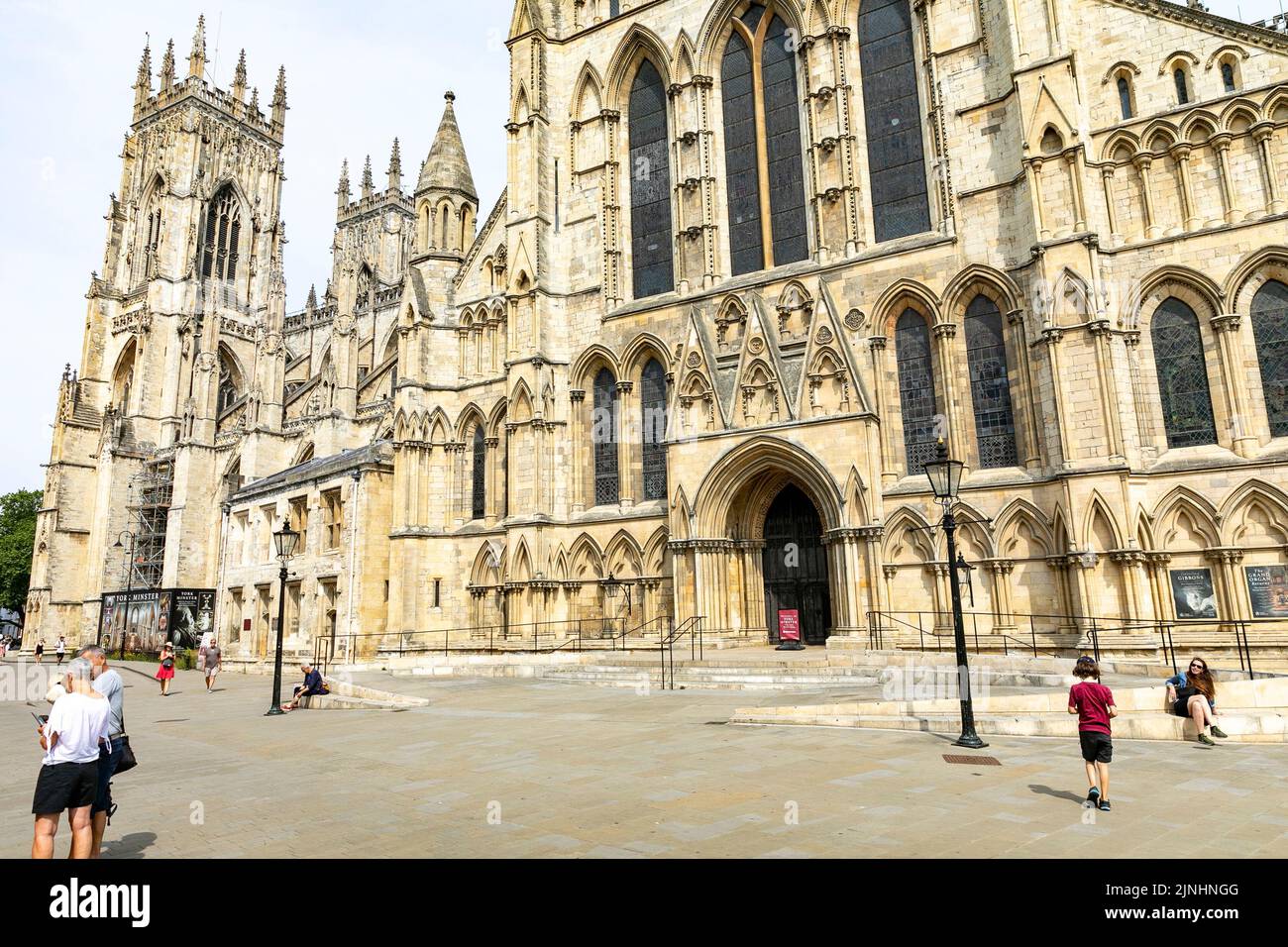 Exterior de la catedral de York Minster, iglesia metropolitana de San Pedro, ciudad de York, Yorkshire del Norte, Inglaterra, Reino Unido, verano de 2022 Foto de stock