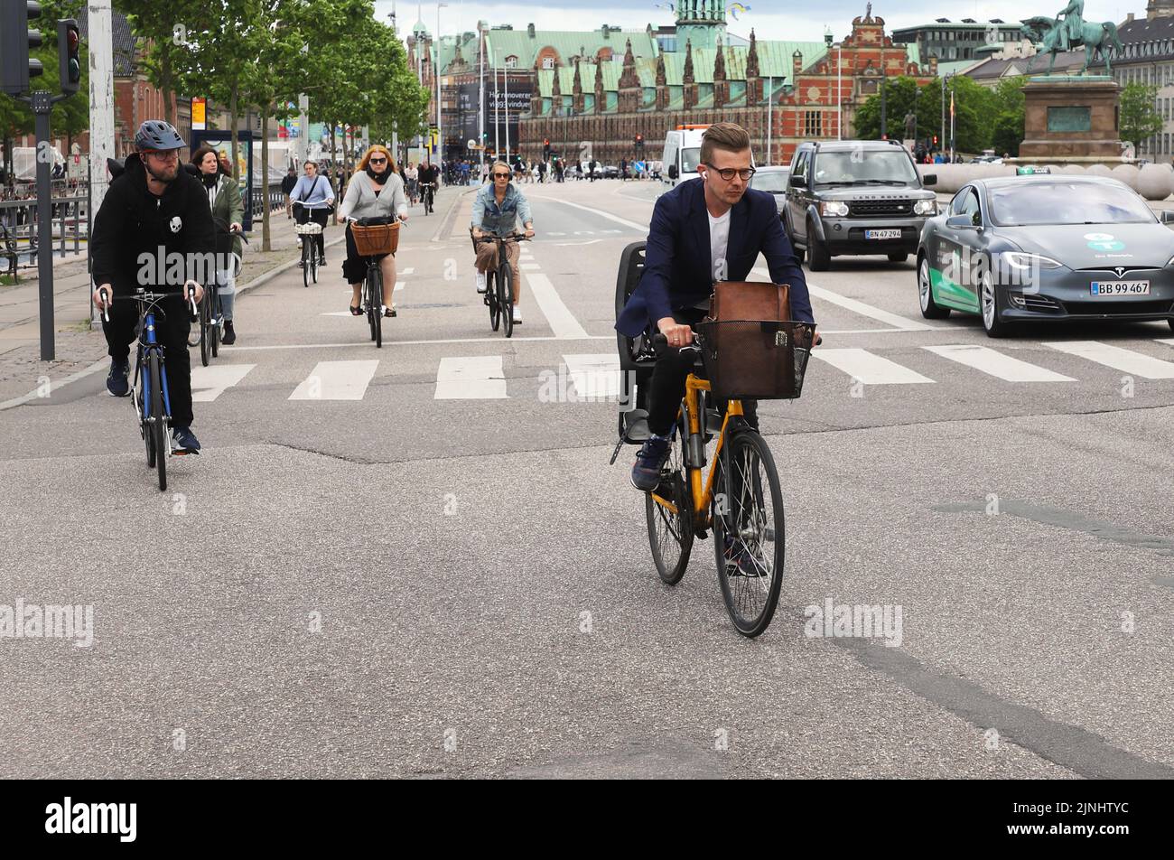 Copenhague, Dinamarca - 14 de junio de 2022: Jinetes de bicicletas en el Steet de Slotsplads de Chritiansborg. Foto de stock