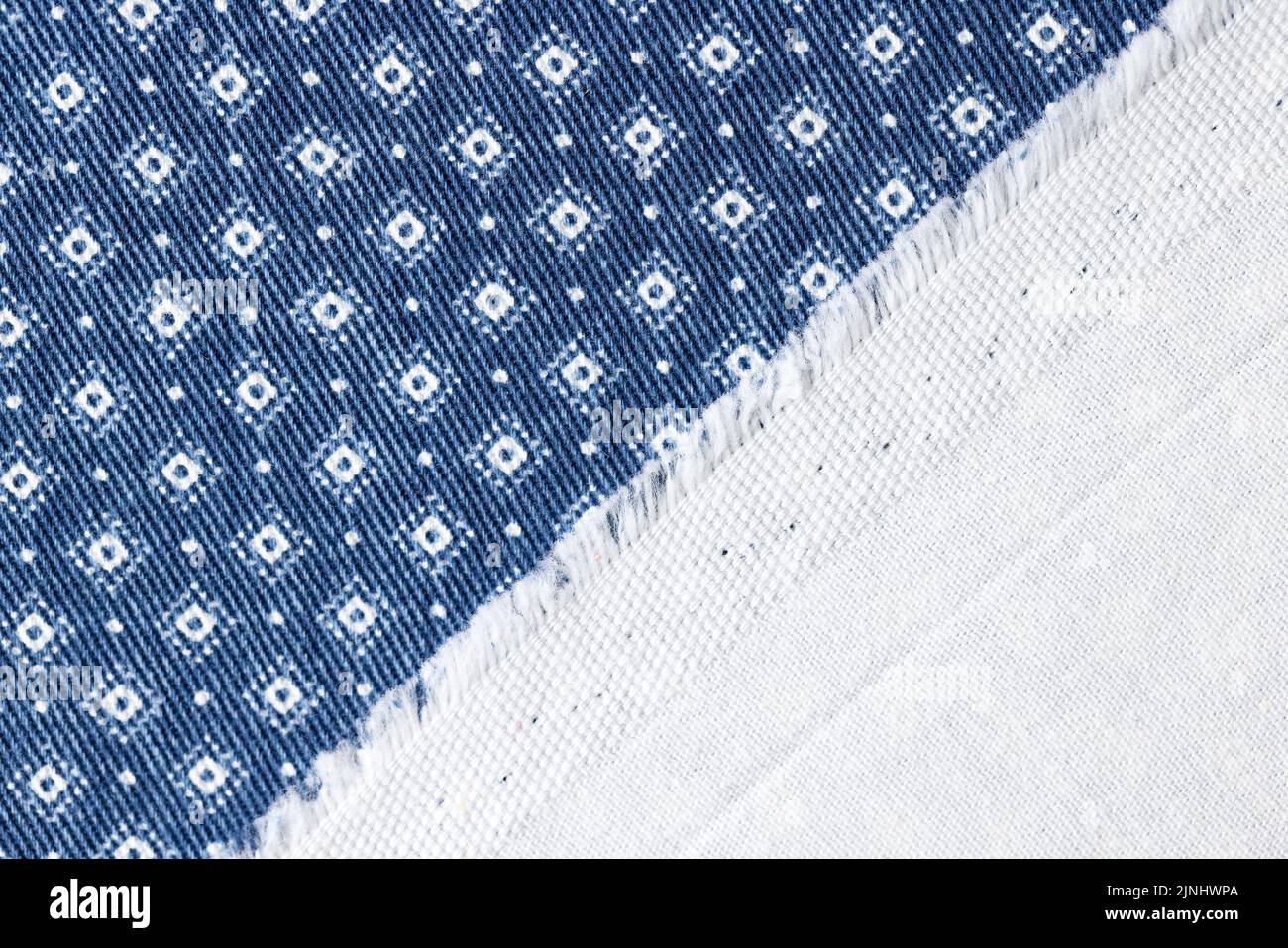 Tejido de jeans azules con estampado geométrico blanco Foto de stock