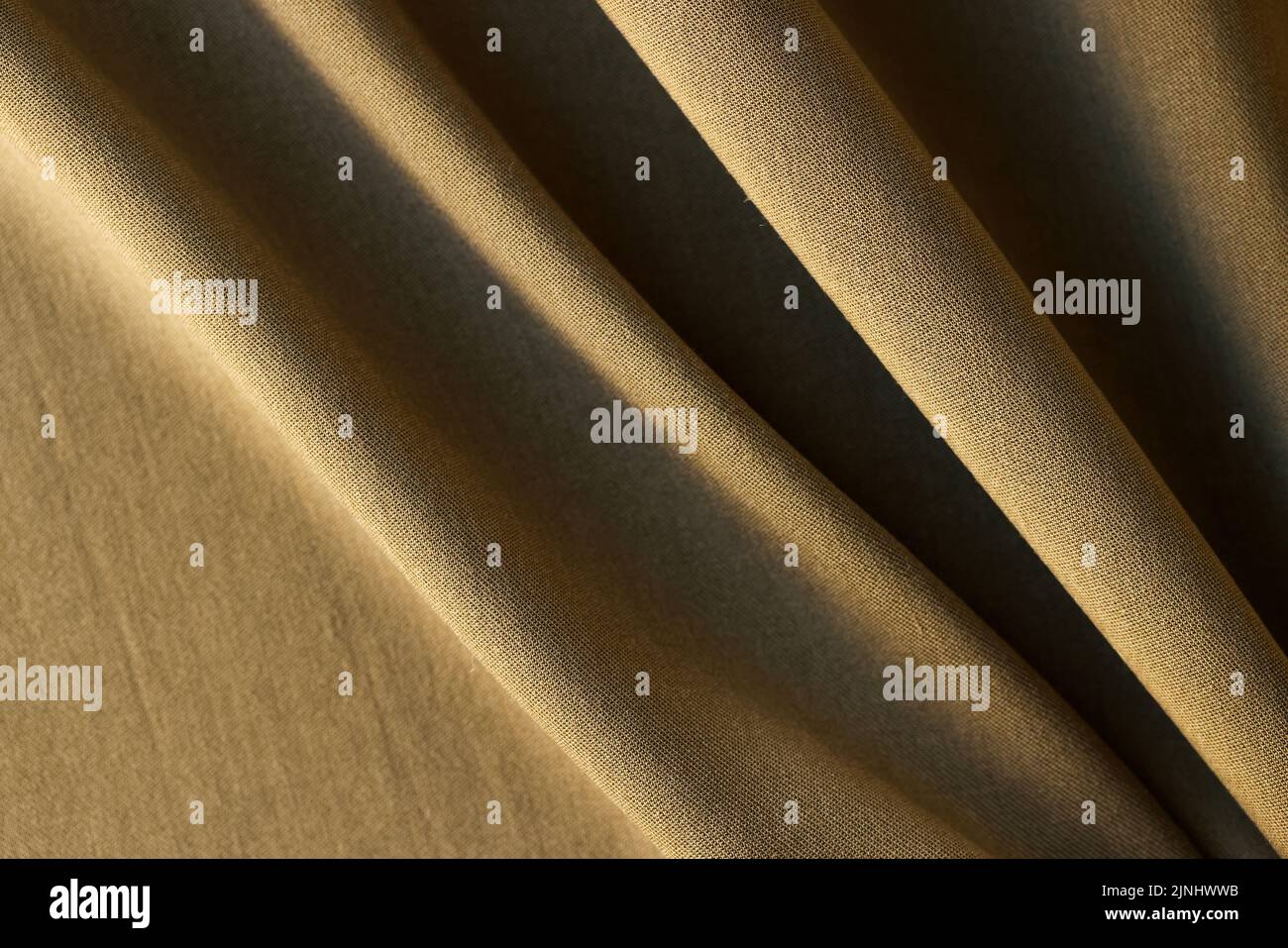 Muestra de tela marrón en pliegues para catálogo de tejidos Foto de stock