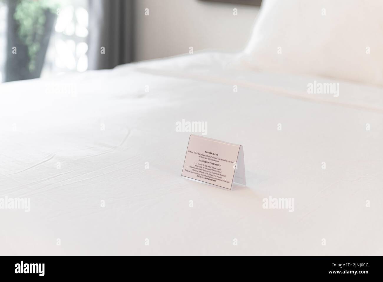 Primer plano del signo cambiar las sábanas de la cama en la cama Foto de stock