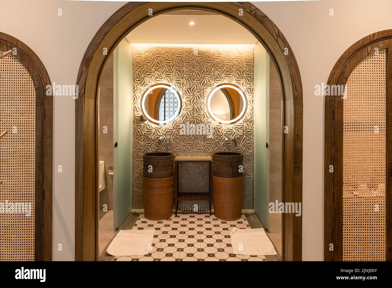 Diseño interior de estilo moderno de un lavabo sobre un mostrador de arcilla marrón en el baño Foto de stock