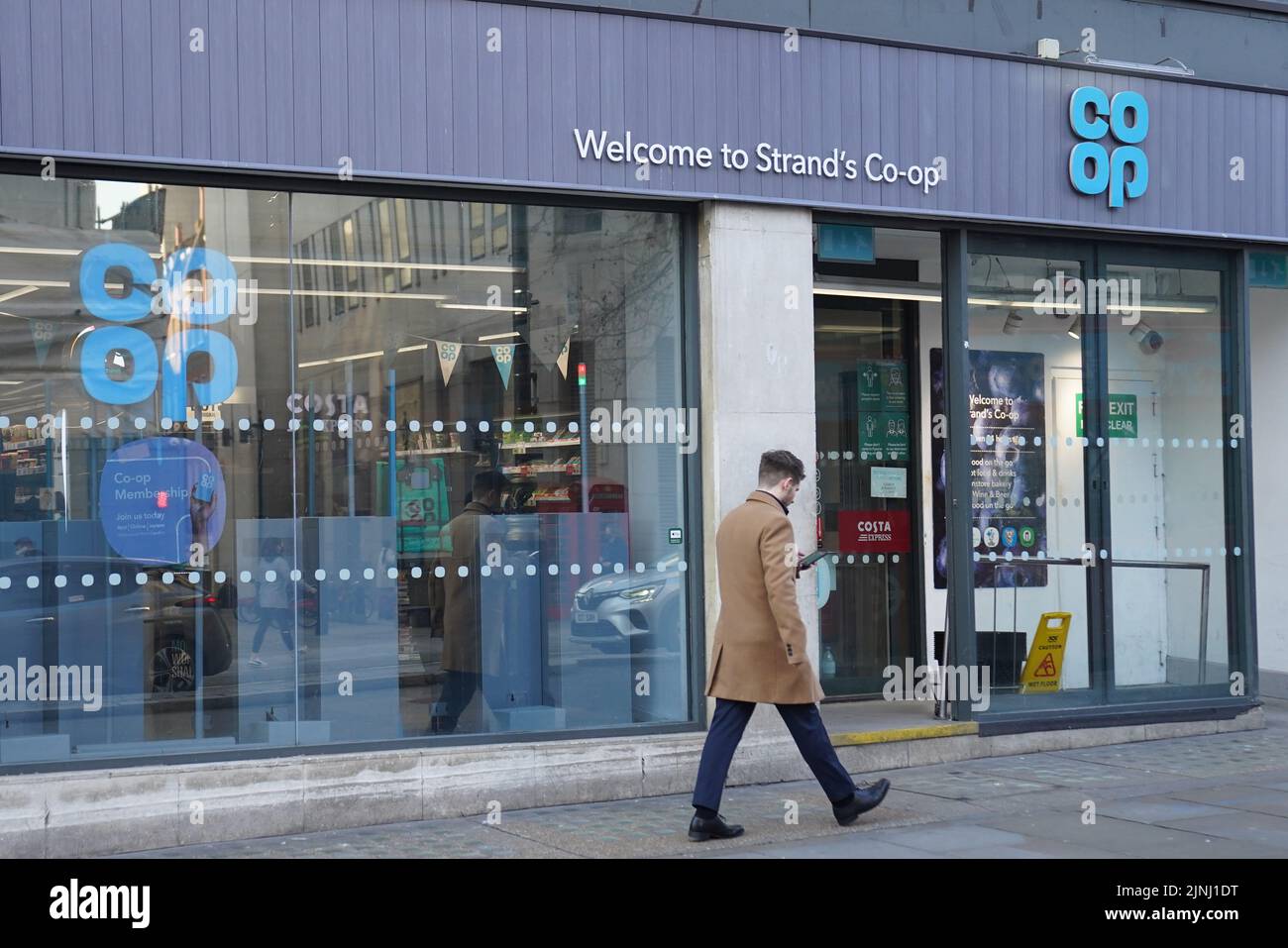 Foto de archivo fechada el 14/01/22 de una tienda de Co-Op en The Strand, en el centro de Londres, como la Co-op se ha comprometido a ayudar a las comunidades desfavorecidas o aisladas a evitar convertirse en 'desiertos de dinero'. Foto de stock