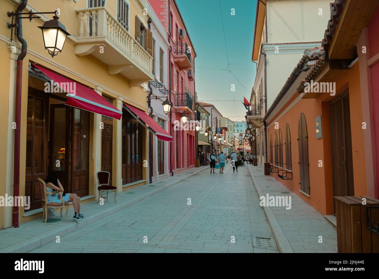 Vlora, Albania - Julio de 2022. Turistas en el centro histórico de la ciudad Muradie Foto de stock