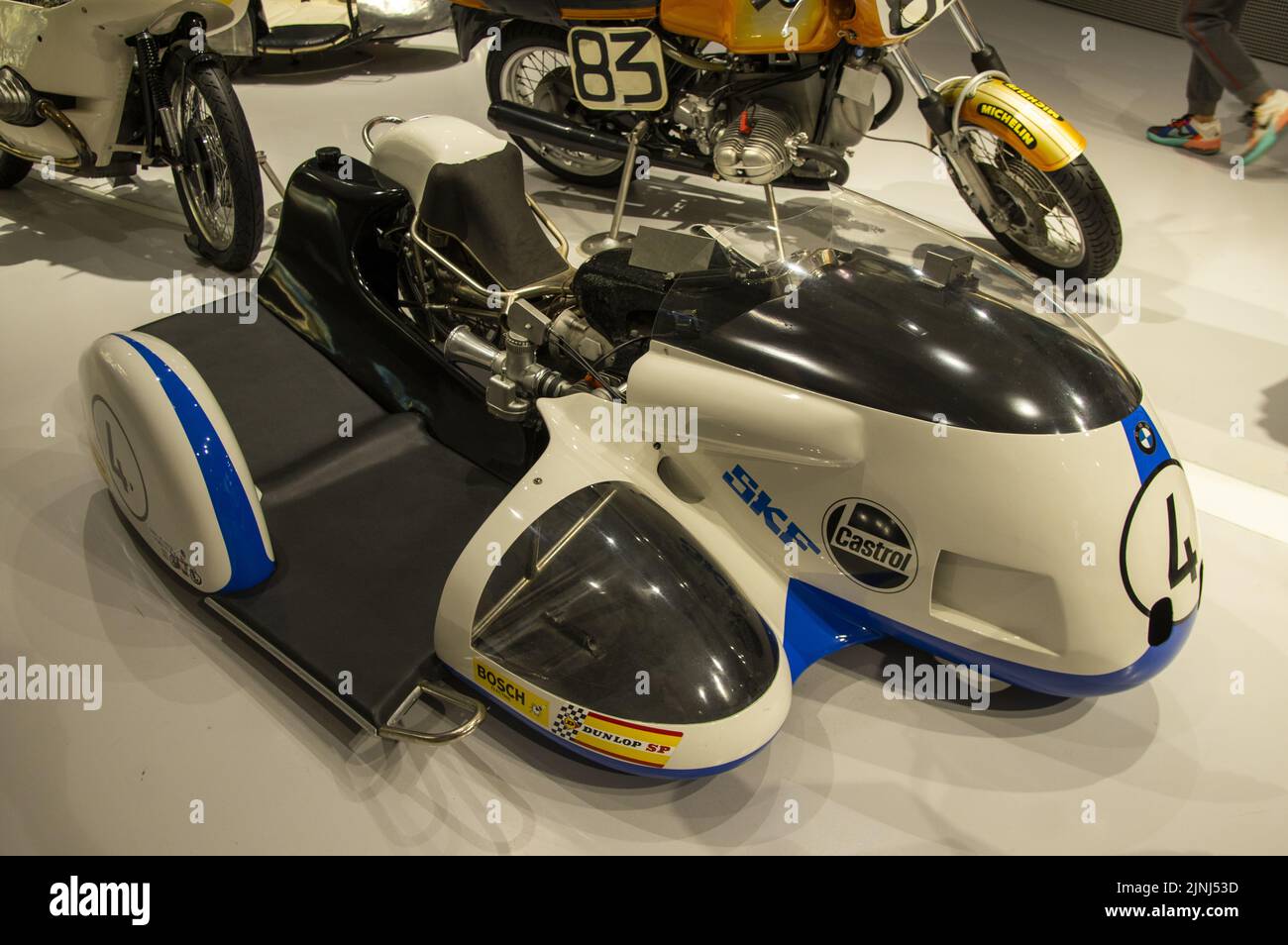 Munich, Alemania - Julio de 7 2022: Colección histórica de automóviles BMW de carreras, deportivos, clásicos, concept y motocicletas. Interior del museo del automóvil. Permane Foto de stock
