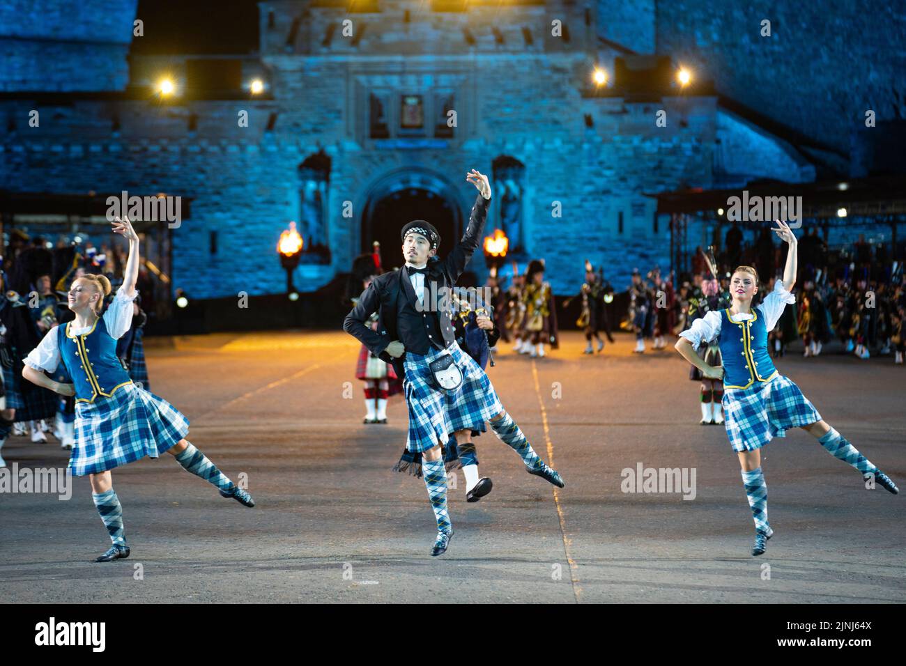 Los bailarines Highland actúan en el Royal Edinburgh Military Tattoo 2022 en la explanada del Castillo de Edimburgo, Escocia, Reino Unido Foto de stock