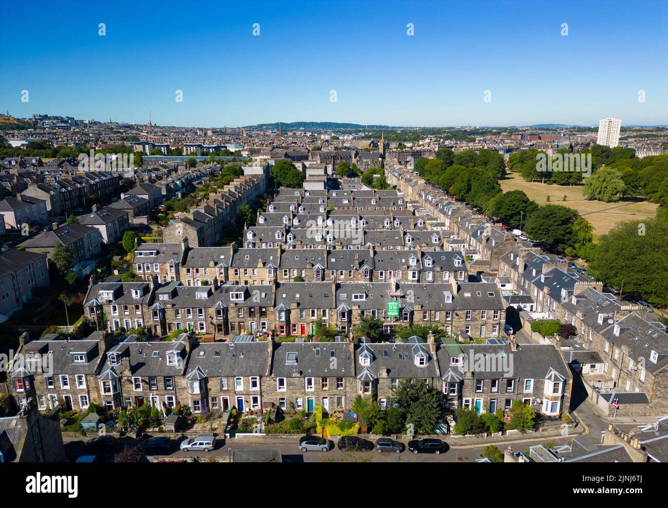 Vista aérea de casas adosadas en Leith, Edimburgo, Escocia, Reino Unido Foto de stock