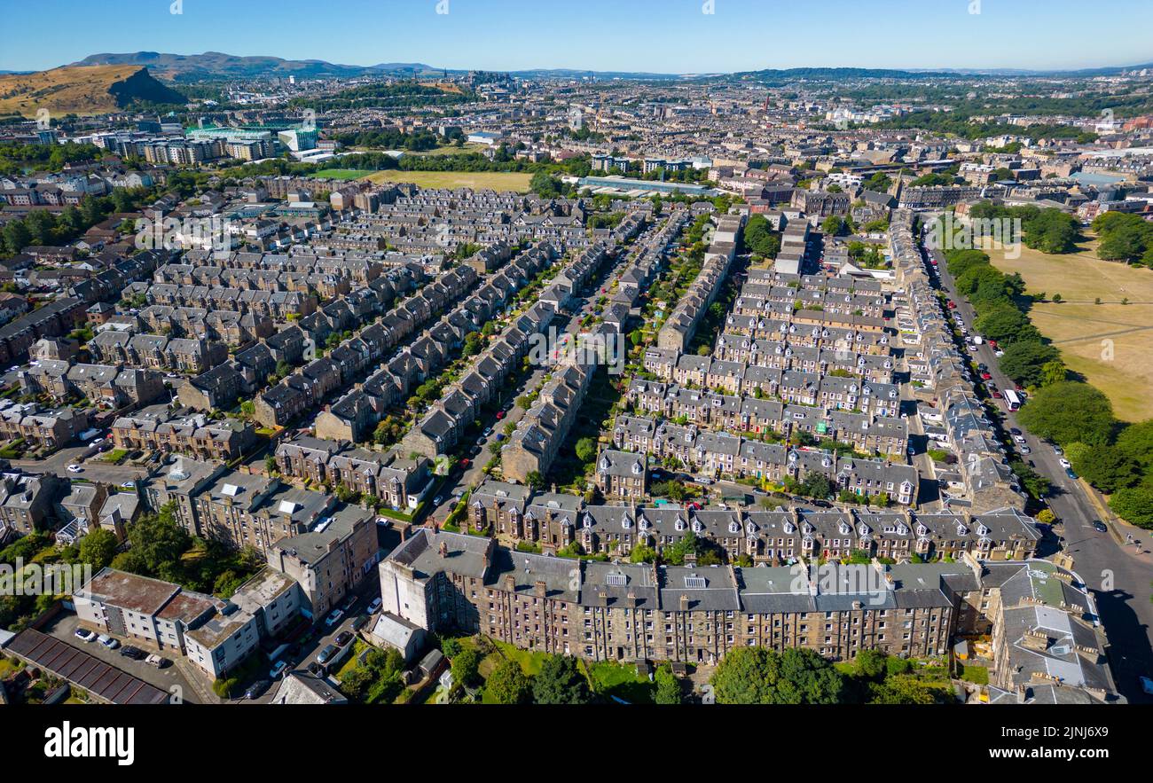 Vista aérea de casas adosadas en Leith, Edimburgo, Escocia, Reino Unido Foto de stock