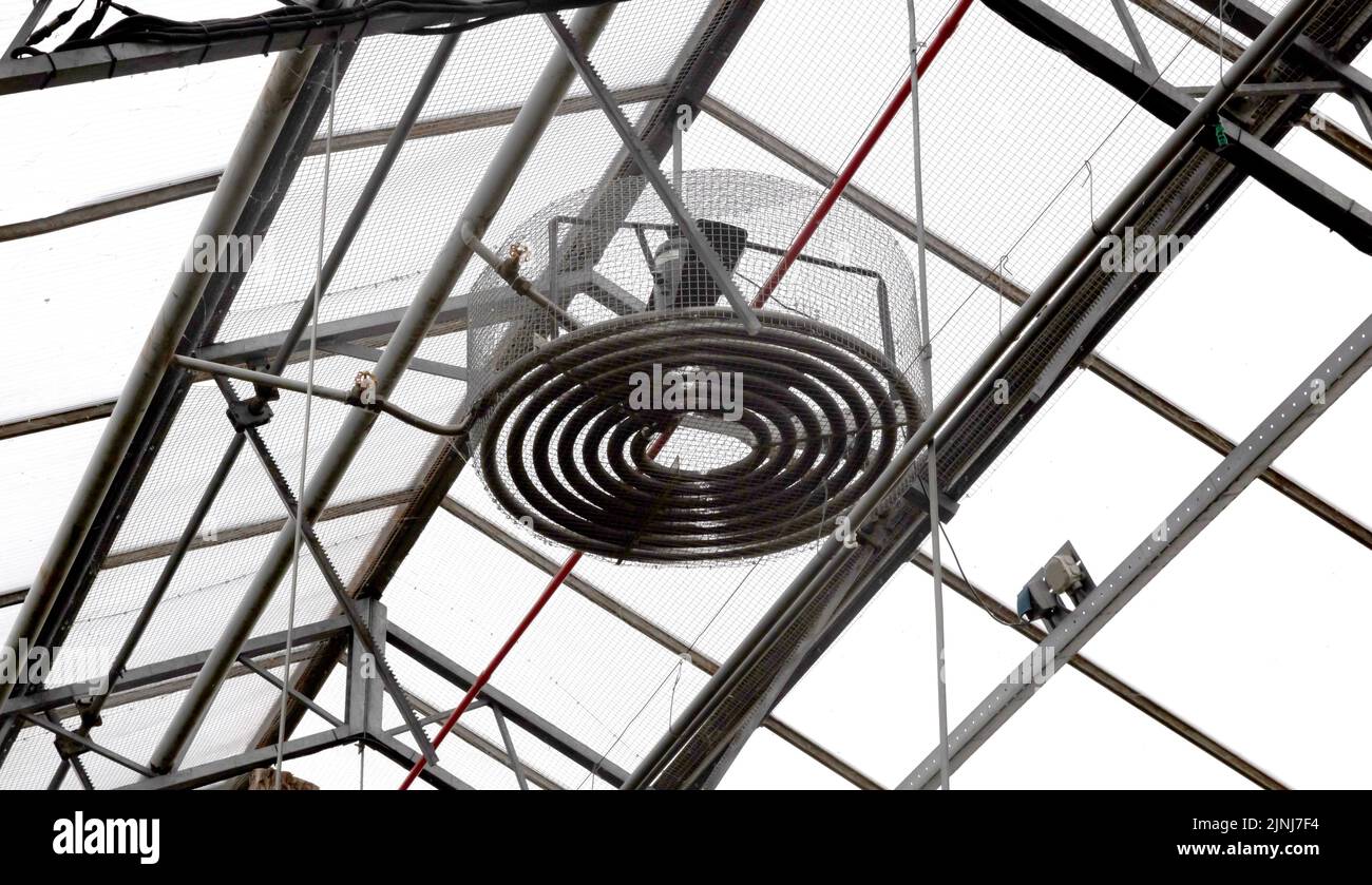 Un calentador de aire o una nevera muy viejos en el techo, aire acondicionado en un antiguo invernadero Foto de stock