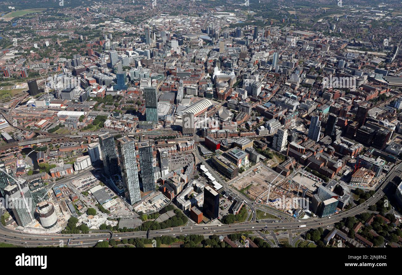 Vista aérea del horizonte del centro de la ciudad de Manchester con la carretera de circunvalación Mancunian Way A57M en primer plano, Greater Manchester Foto de stock