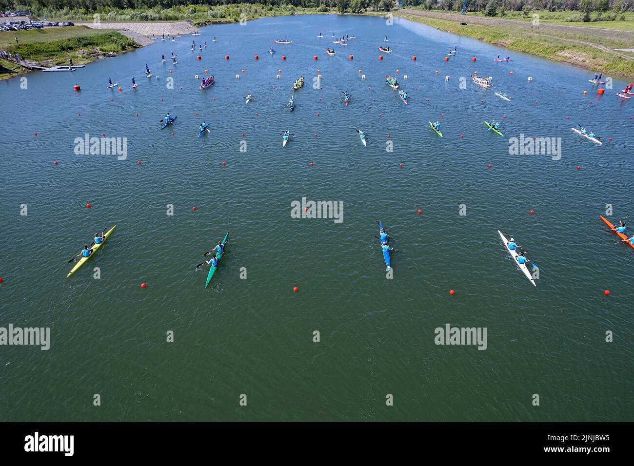 entrenamiento de remeros en kayaks y canoas en el canal de remo. vista superior Foto de stock