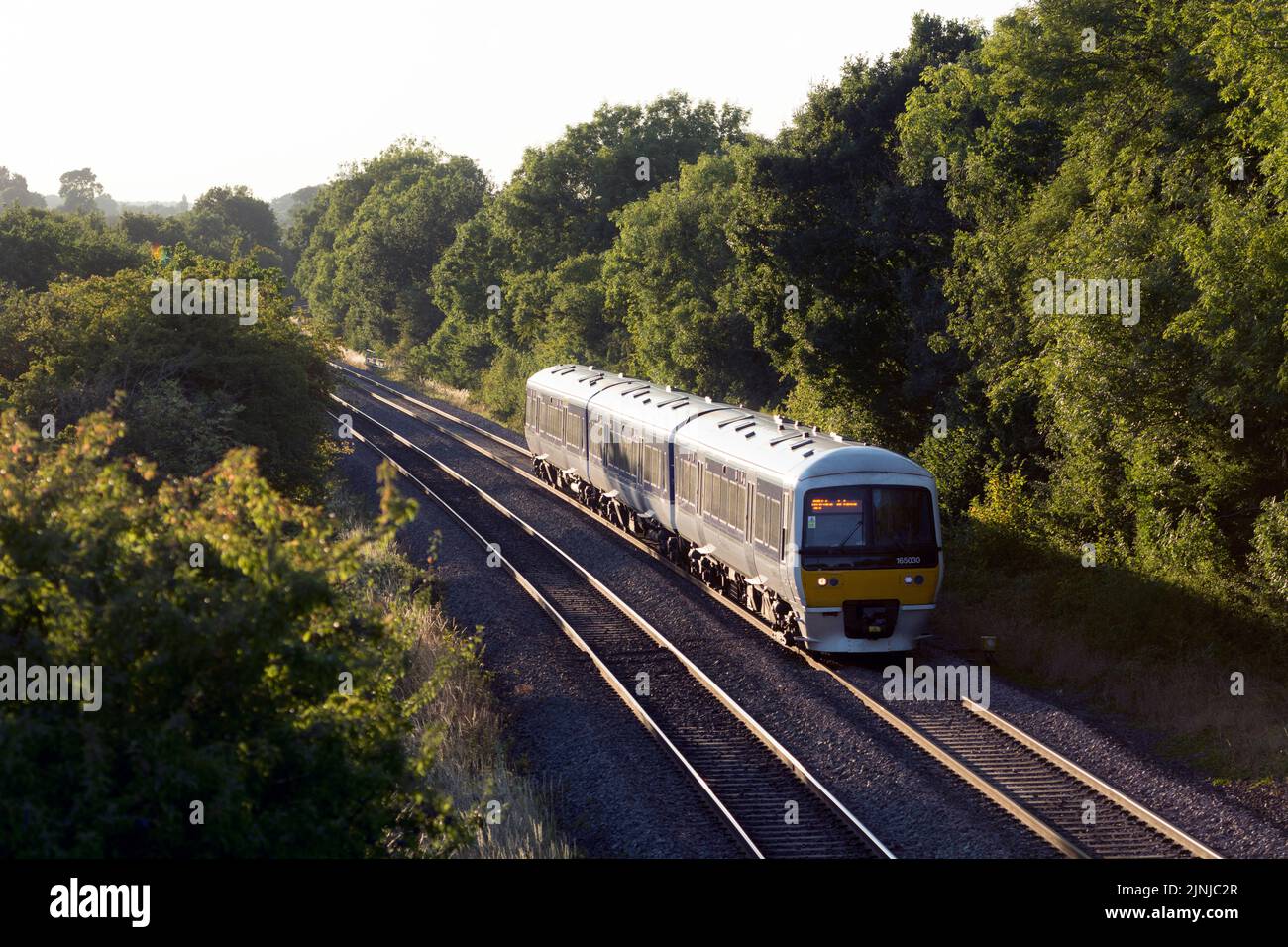 Tren diesel clase 165 de Chiltern Railways en una tarde de verano, Shrewley, Warwickshire, Reino Unido Foto de stock